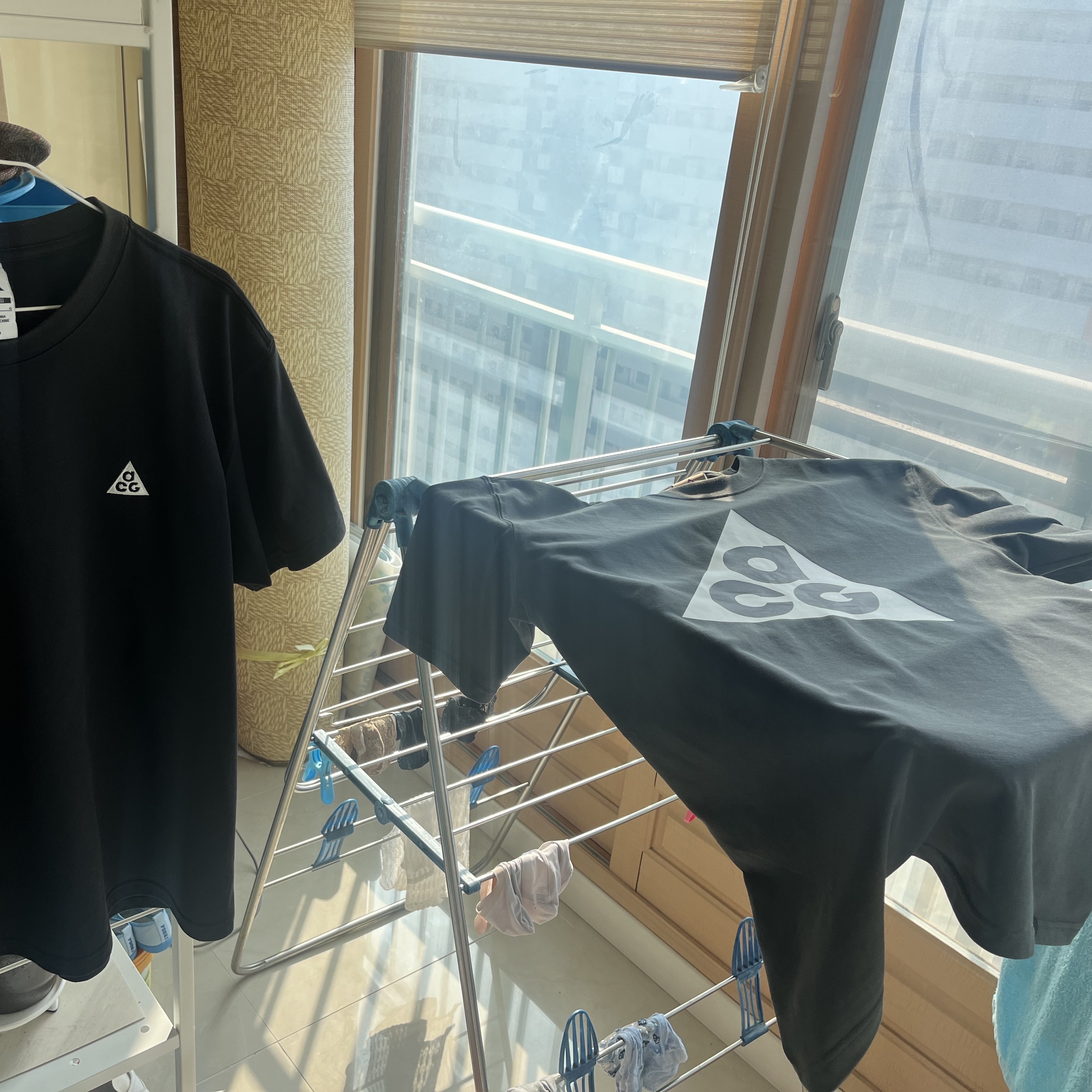 Nike ACG Short Sleeve T-Shirt Dark Smoke Grey - US/EU, Nike ACG LBR T-Shirt Black - Asia 착용 스타일