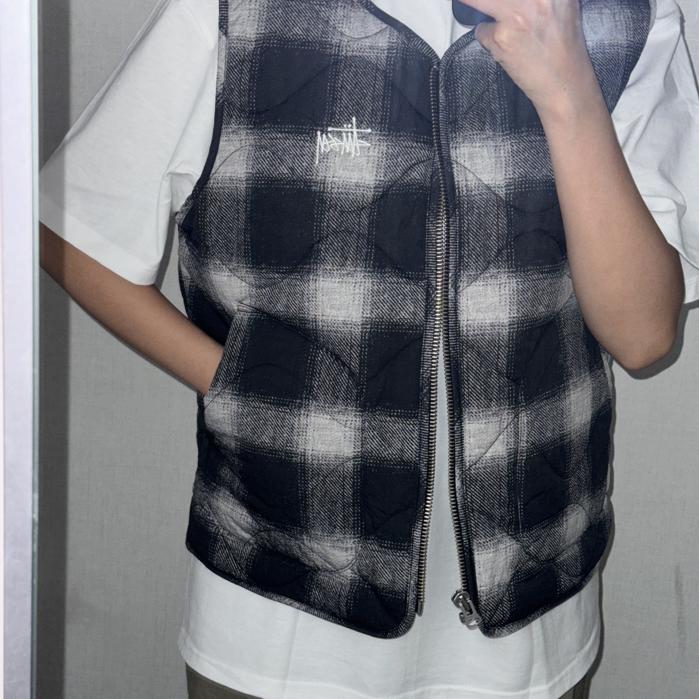 Stussy Plaid Nylon Liner Vest Black, Stussy Basic Stussy T-Shirt White 2023 착용 스타일 - 2