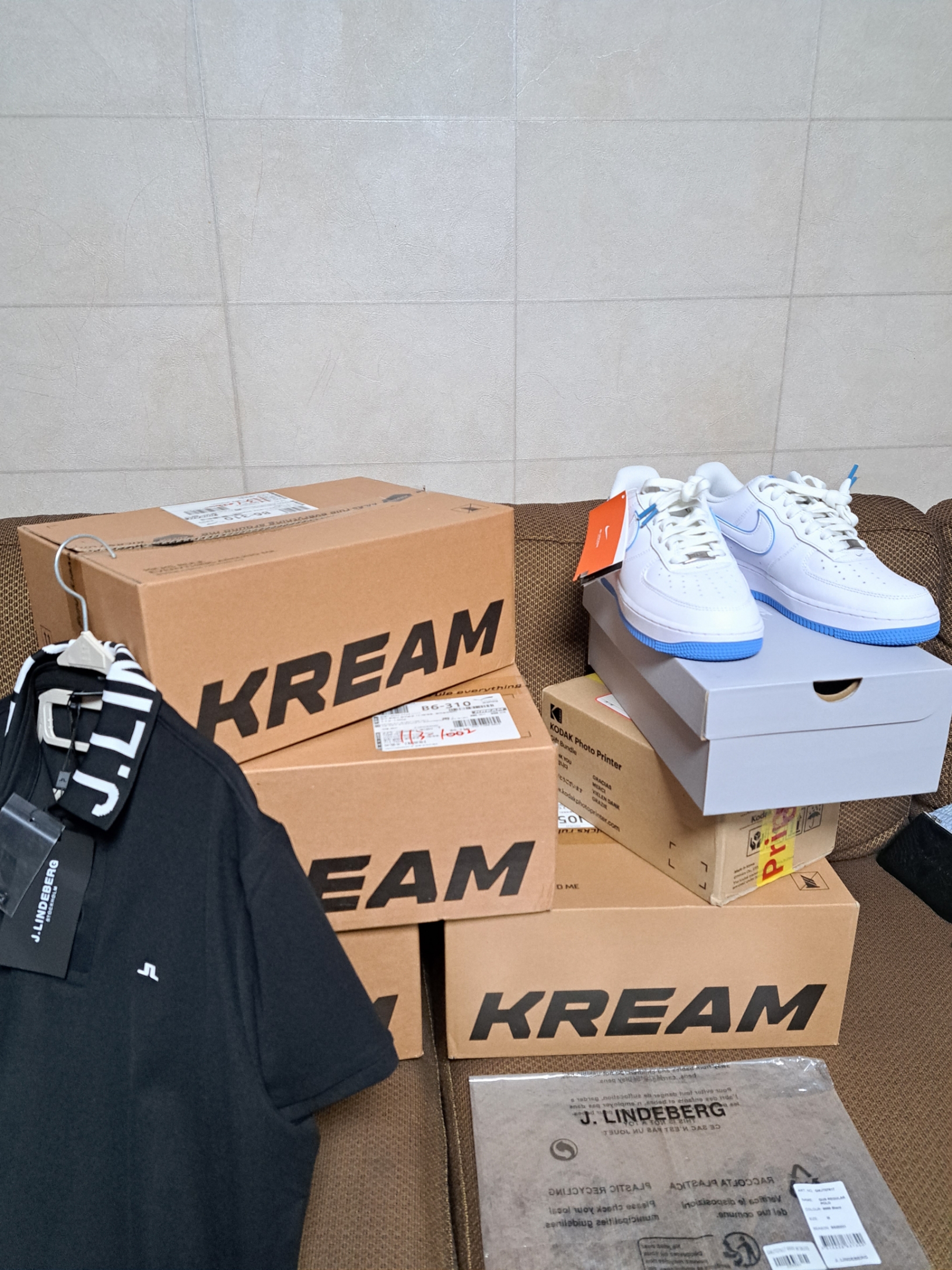 J.Lindeberg Gus Regular Polo Black, Nike Air Force 1 '07 White University Blue 착용 스타일 - 1