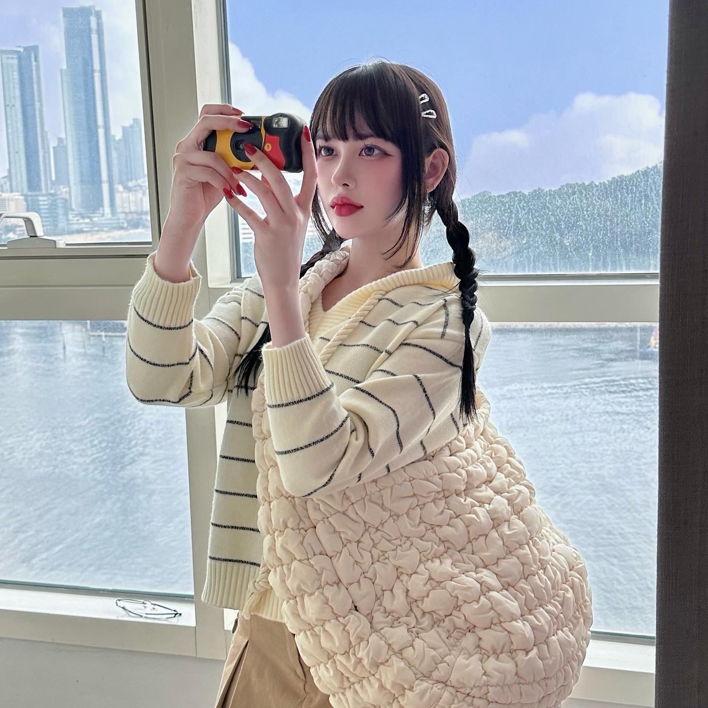 COS Quilted Oversized Shoulder Bag Off White Light Beige 착용 스타일 - 1