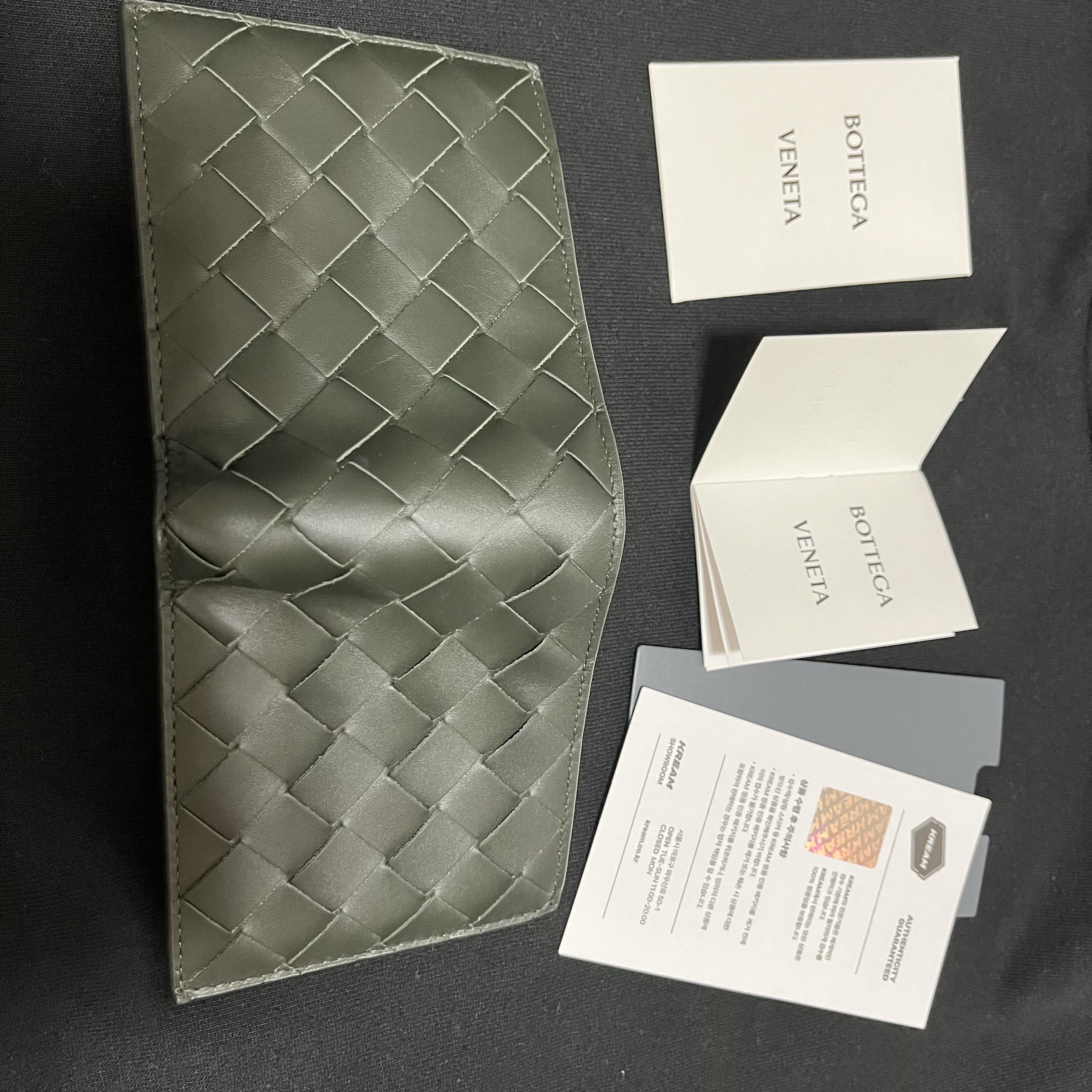 Bottega Veneta Bi-Fold Wallet Black 착용 스타일 - 1