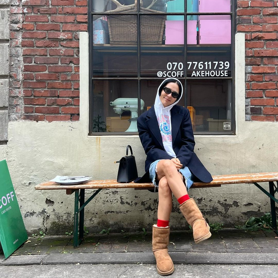 (W) UGG Classic Short II Boots Chestnut 착용 스타일 - 4