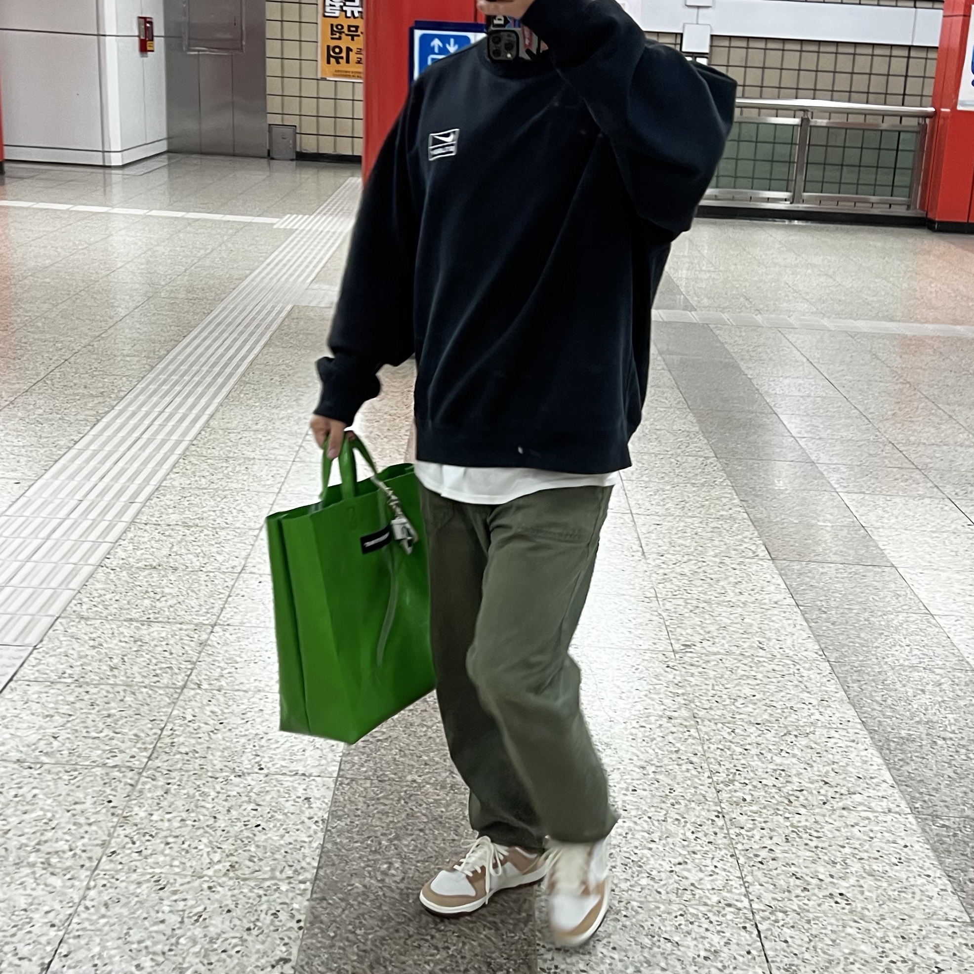 Nike x Stussy NRG Washed Fleece Crewneck Black (DO5310-010), Nike Dunk Low Pro Premium Medium Curry 착용 스타일