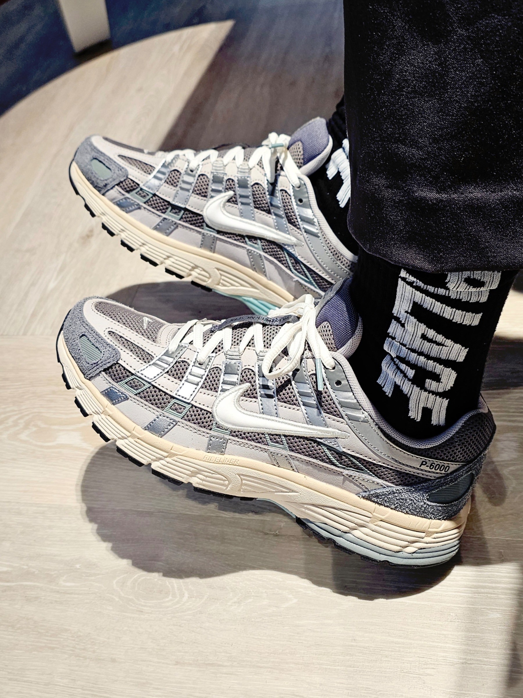 Nike P-6000 Flat Pewter Light Iron Ore 착용 스타일 - 1