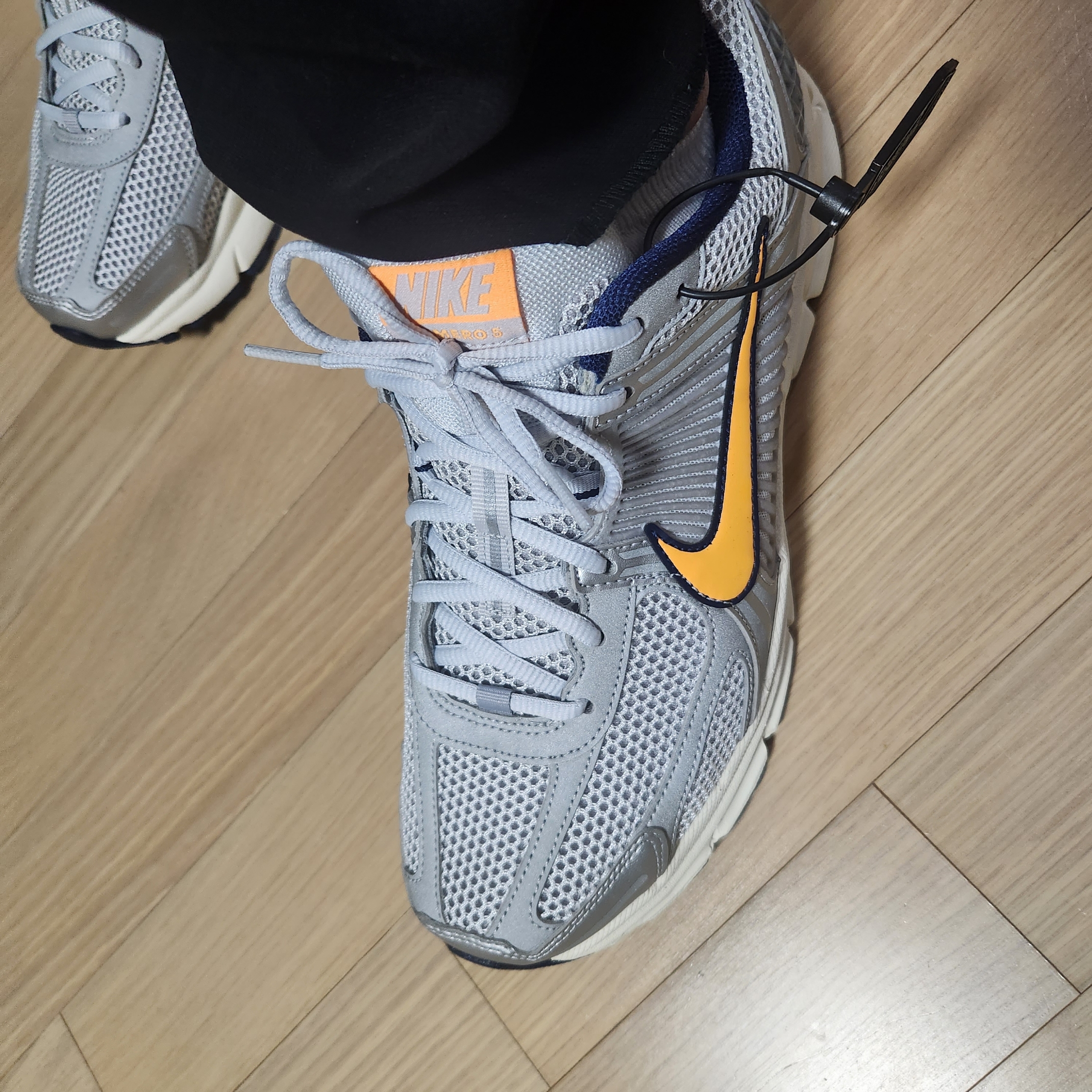 Nike Zoom Vomero 5 Pure Platinum and Laser Orange 착용 스타일 - 3