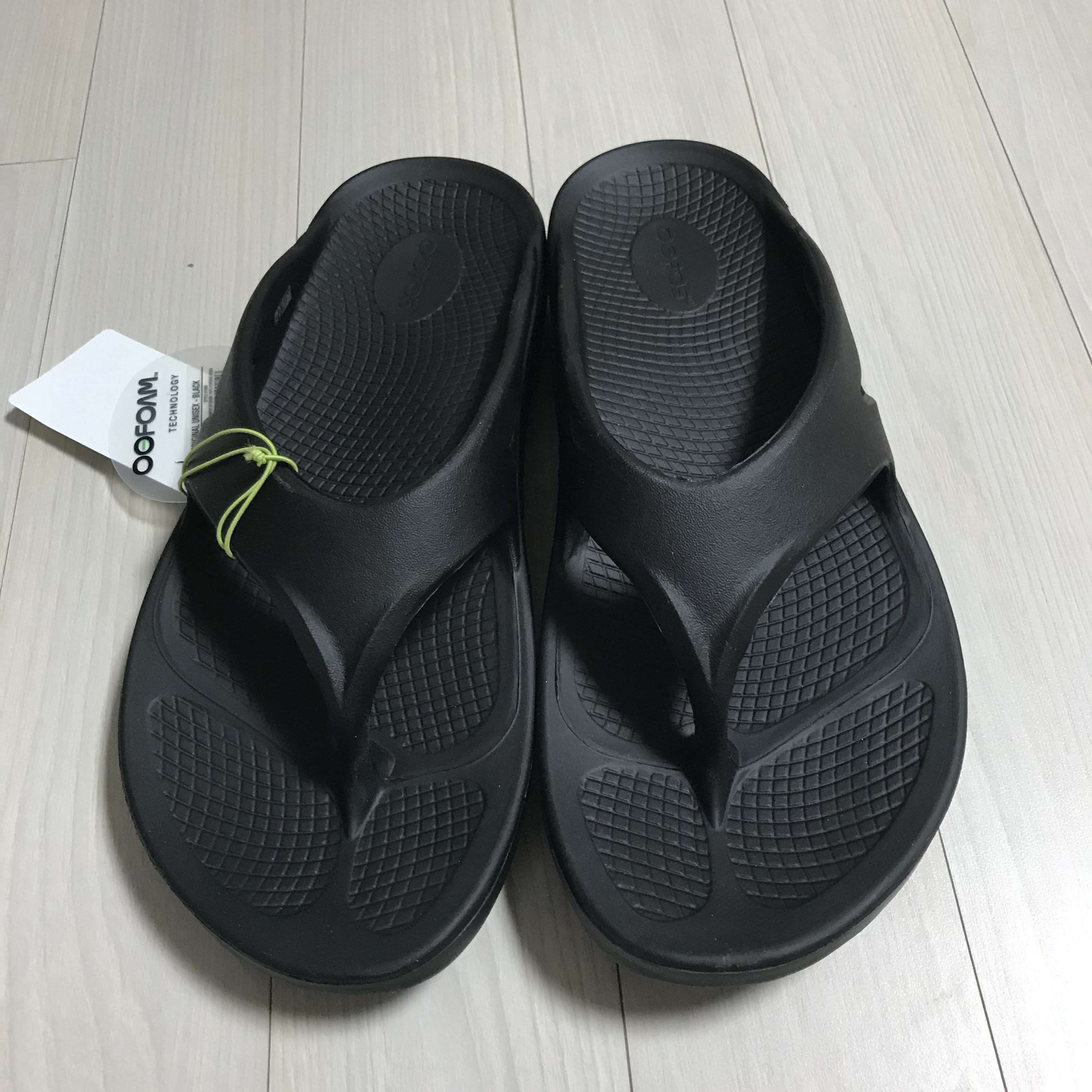 Oofos OOriginal Black 착용 스타일