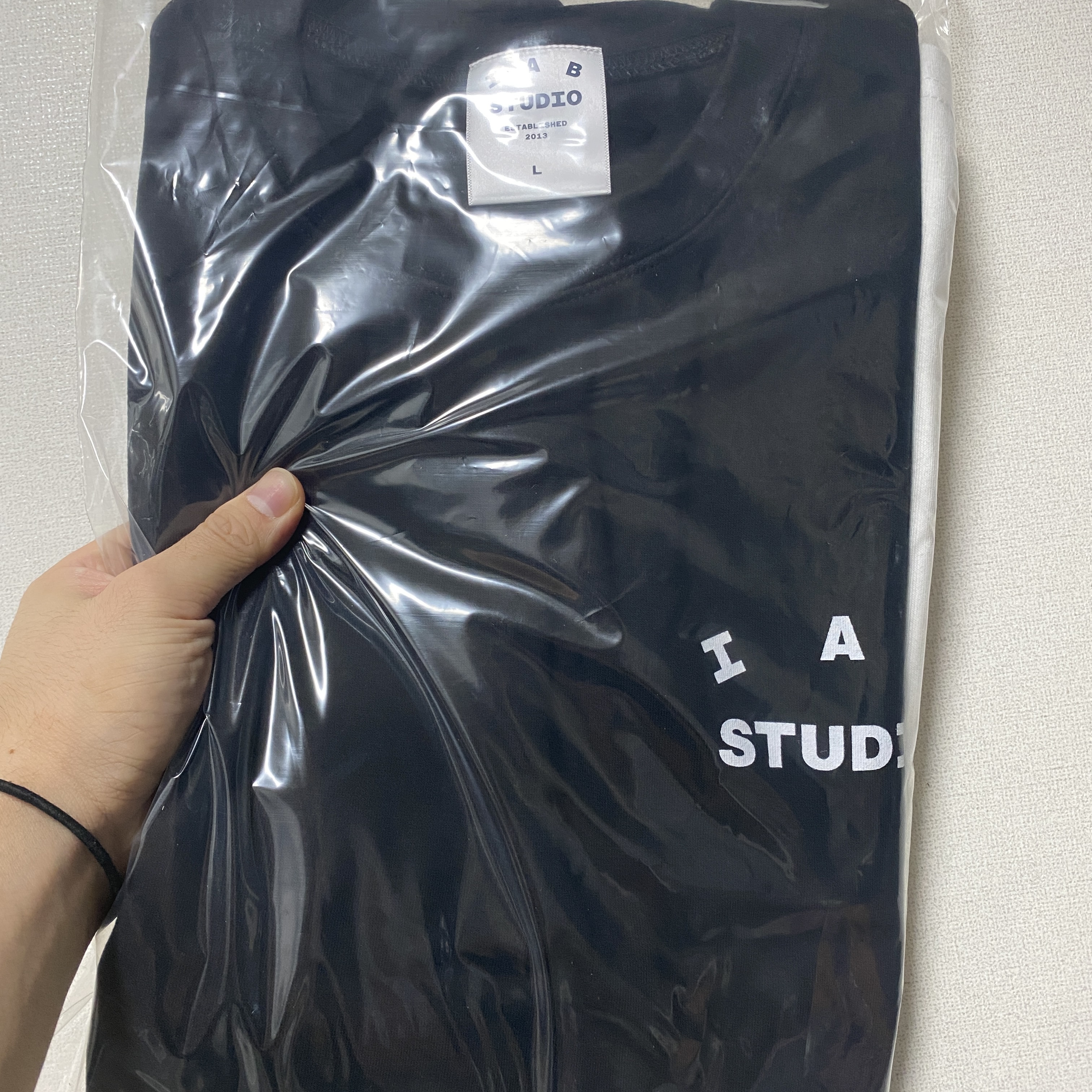IAB Studio 10th Anniversary T-Shirts Pack White & Black (2 Pack) 착용 스타일