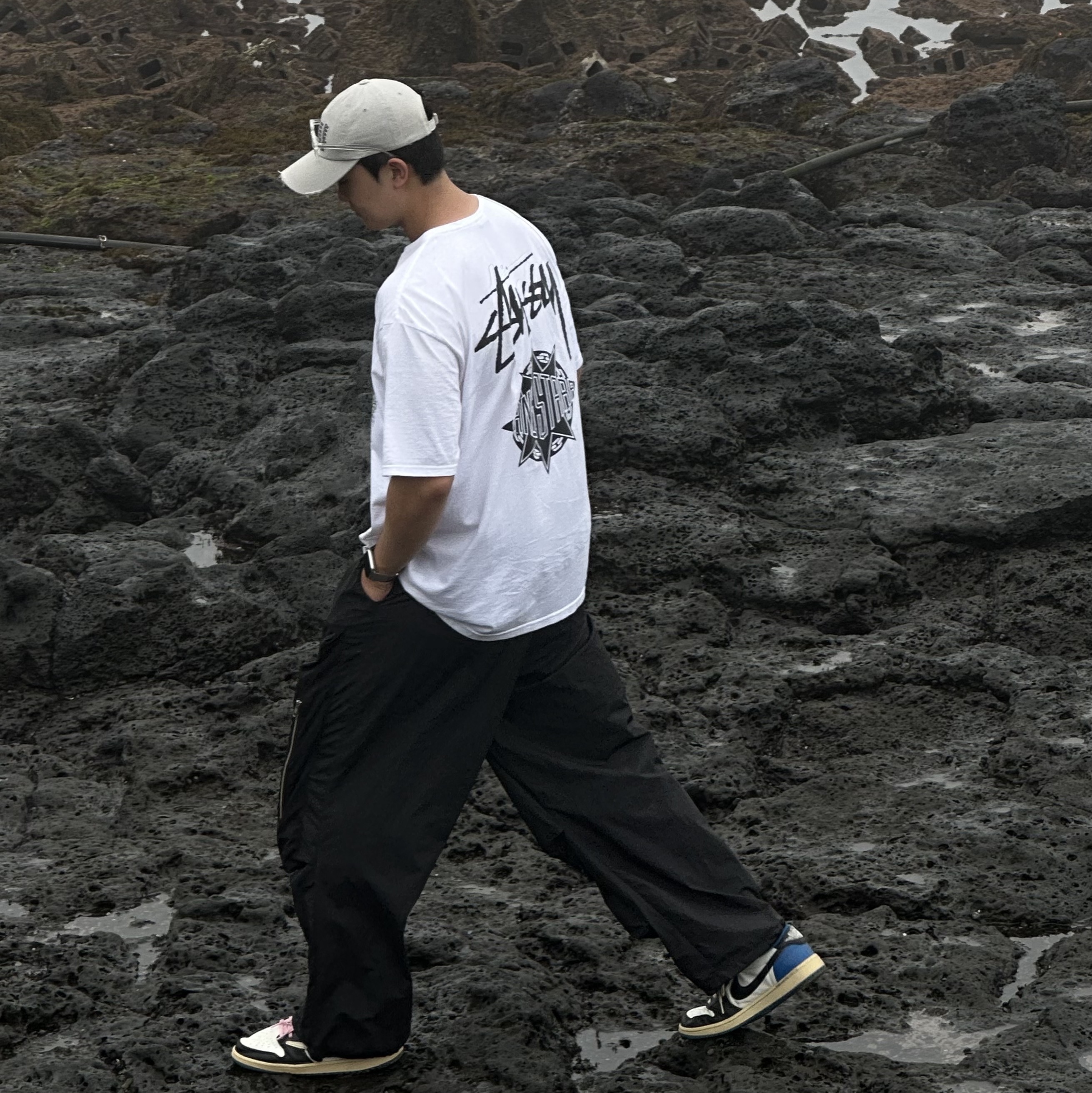 Jordan 1 x Travis Scott x Fragment Retro Low OG SP Military Blue, Stussy x Gang Starr Take It Personal T-Shirt White 착용 스타일 - 1