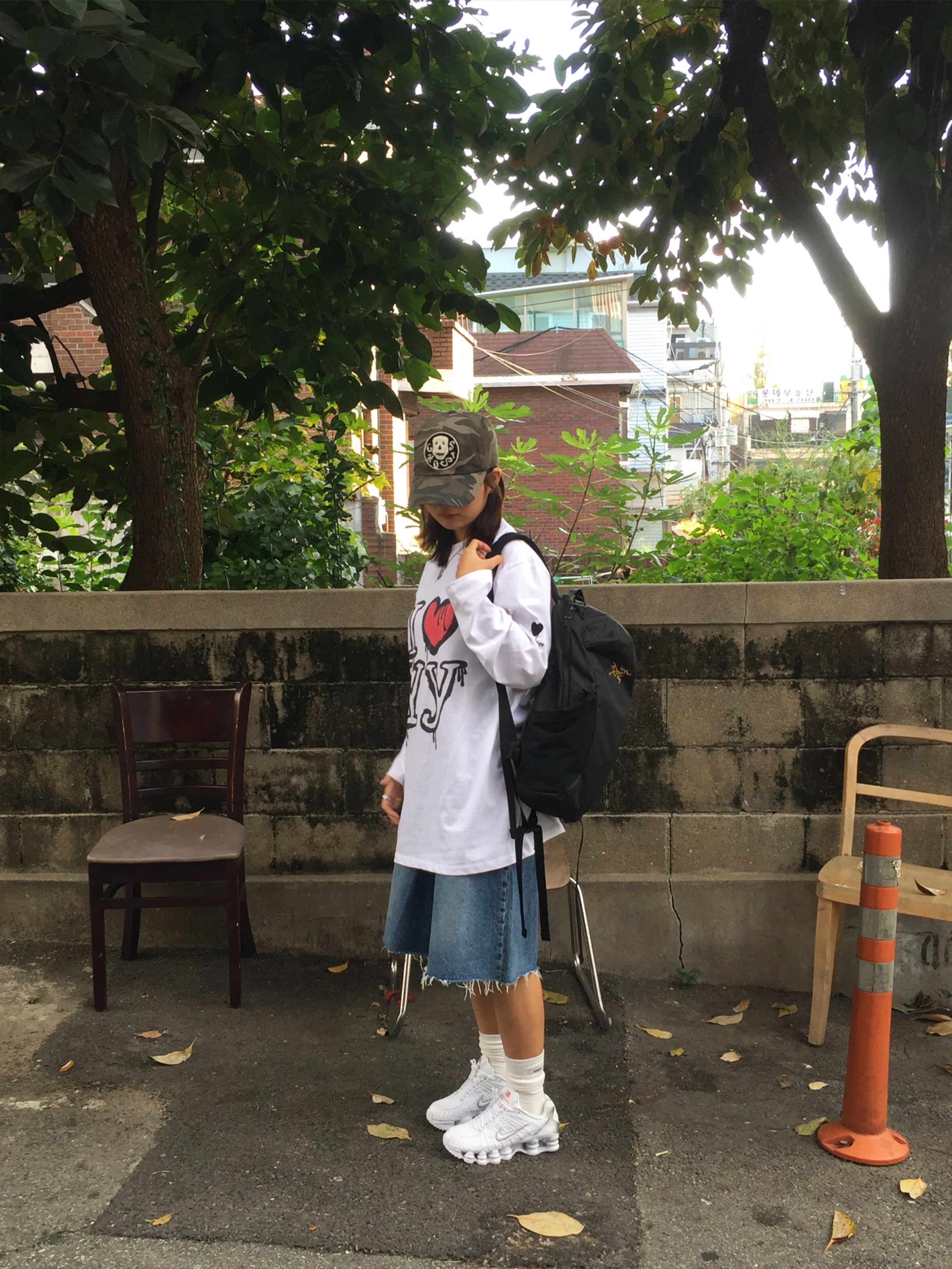 (W) Nike Shox TL White and Max Orange, Arc'teryx Mantis 16 Backpack Black 착용 스타일 - 3