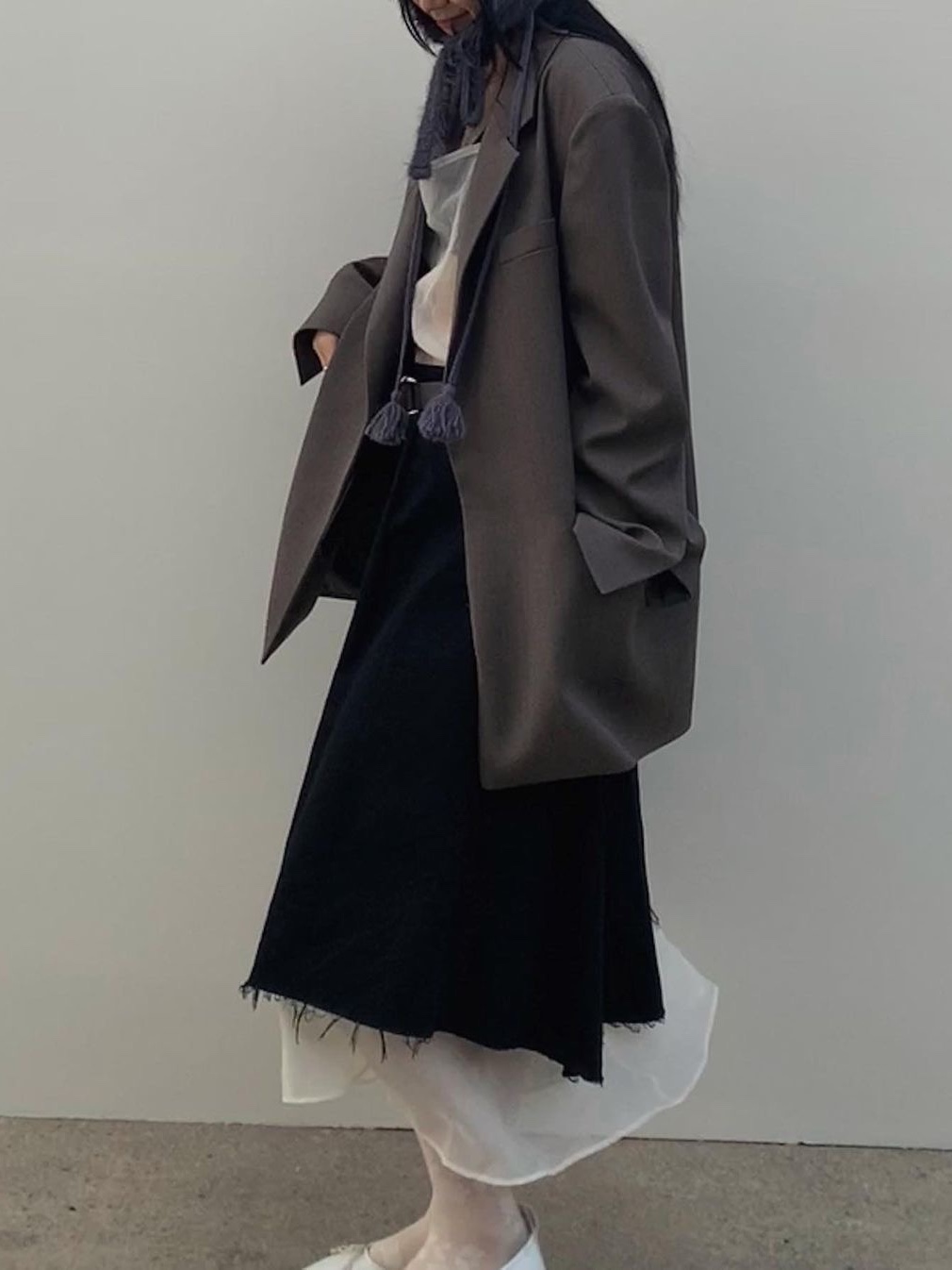 Millo Women Cut Off Pleated Skirt Charcoal Gray 착용 스타일 - 2