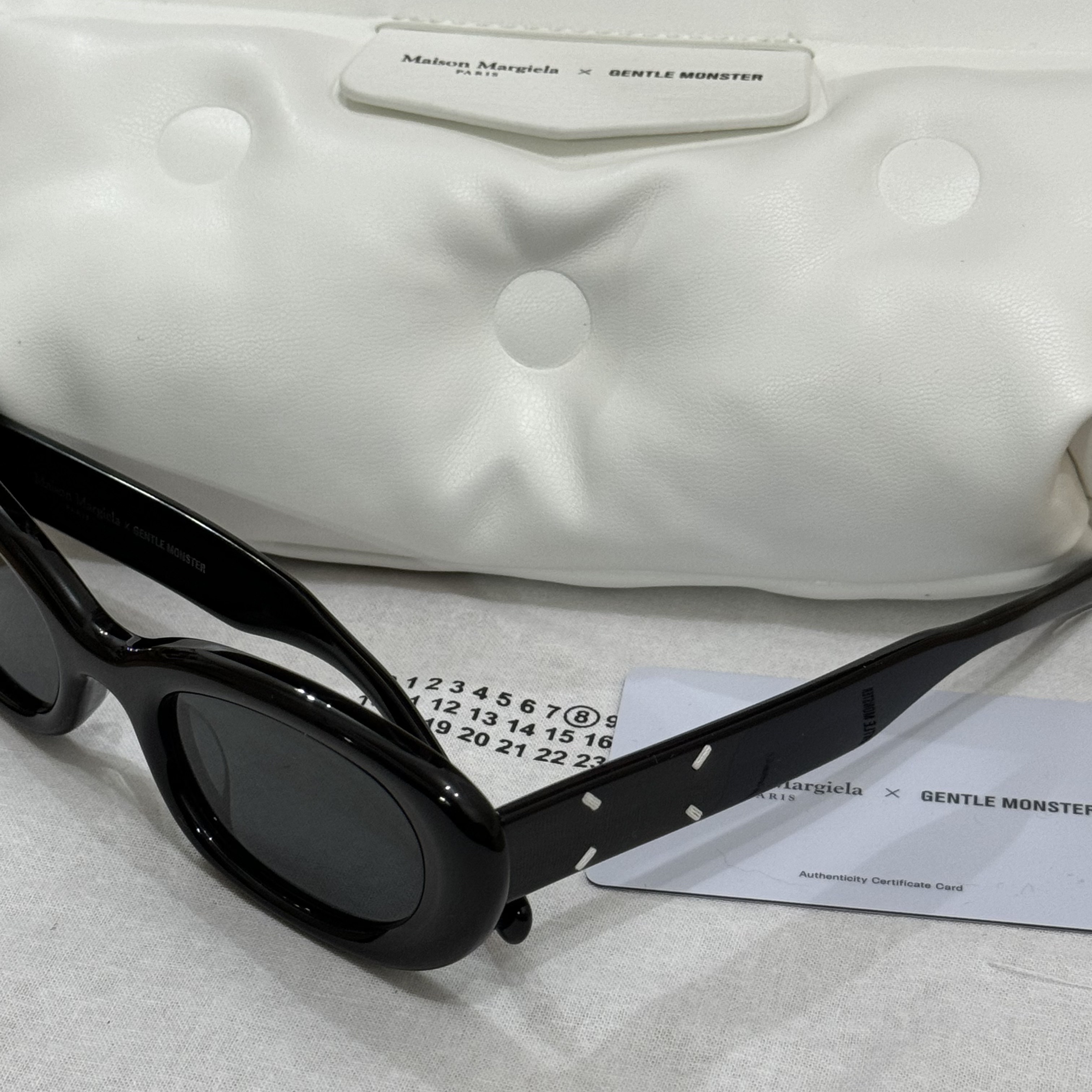 Gentle Monster x Maison Margiela MM004 Black Black 착용 스타일
