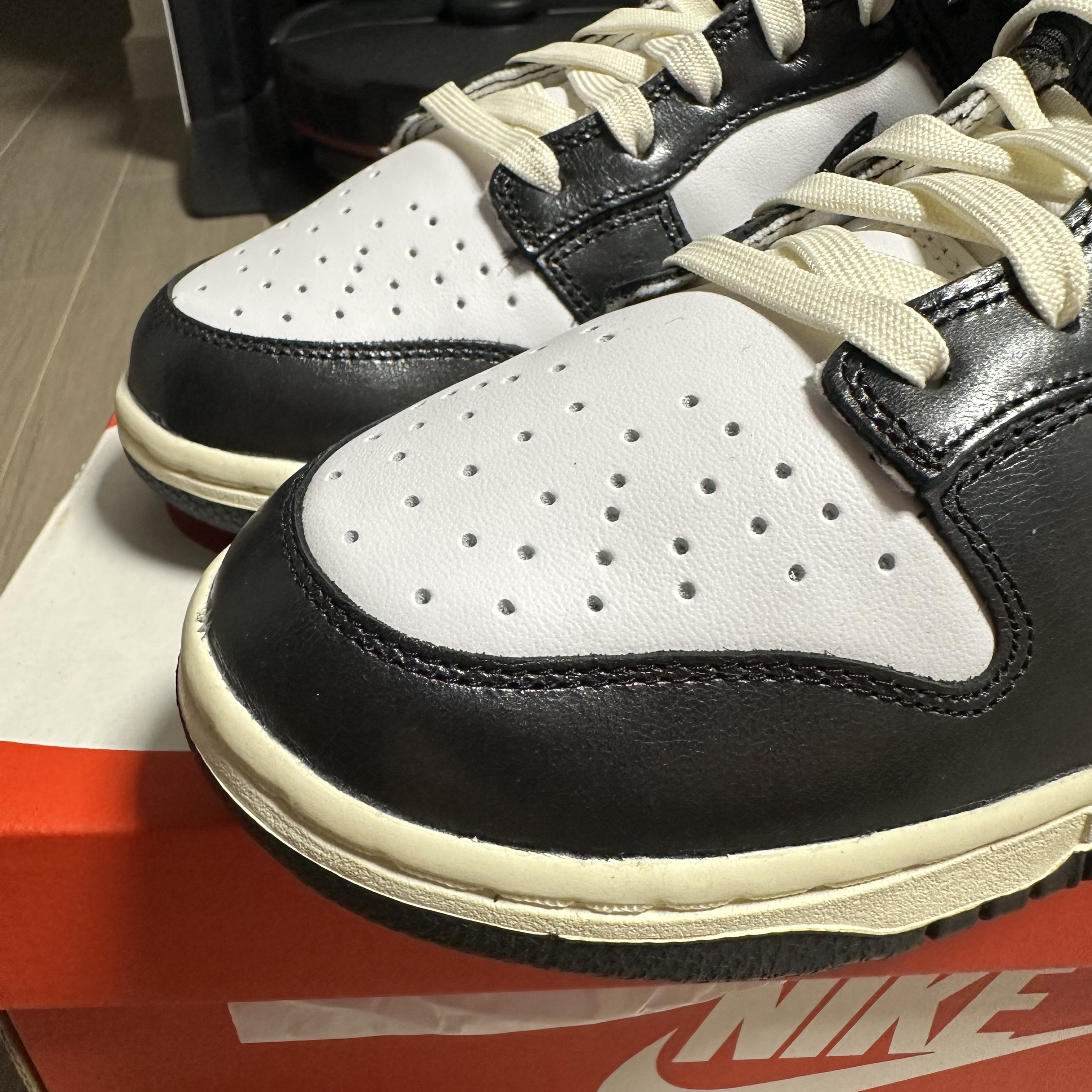 (W) Nike Dunk Low Vintage Black and White 착용 스타일 - 2