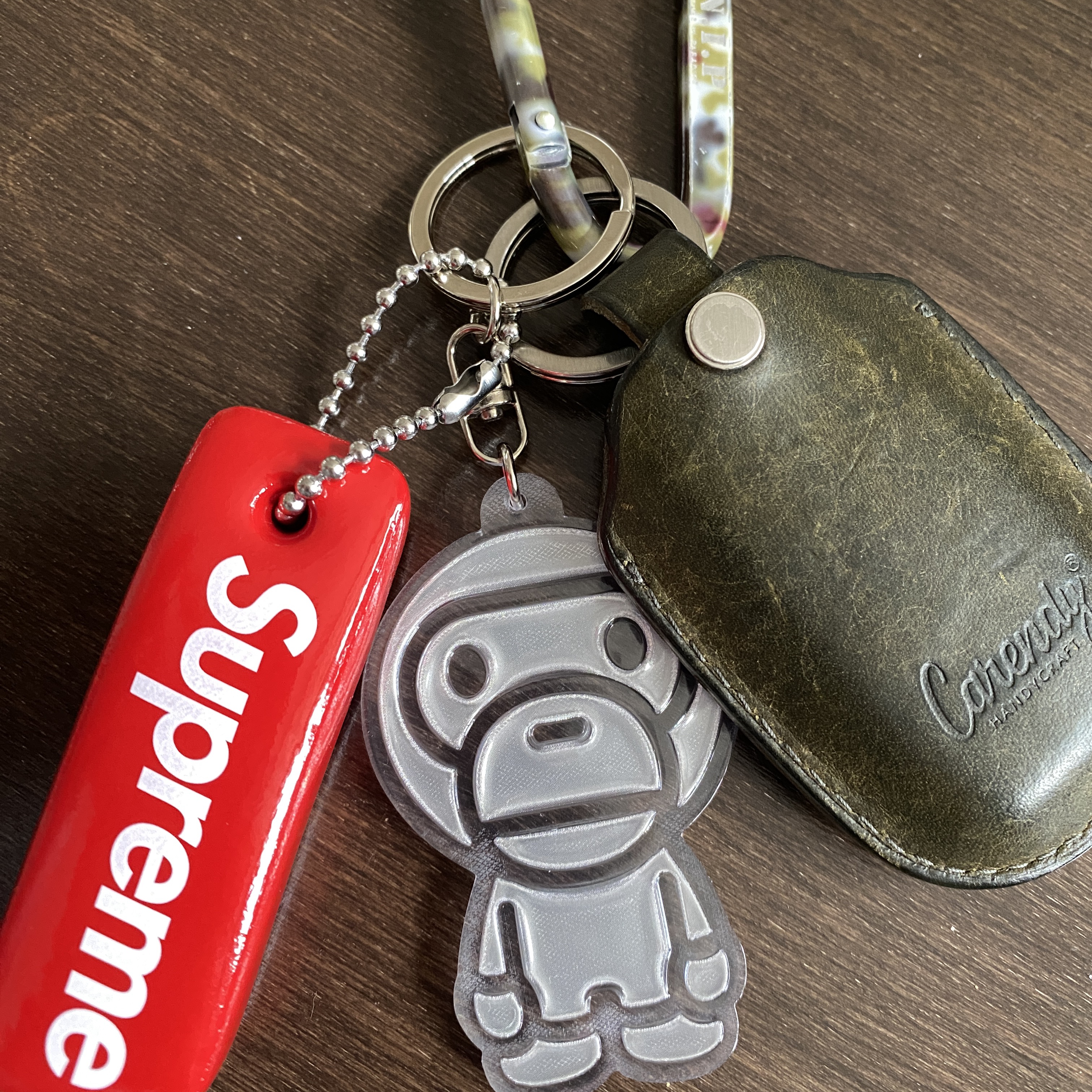 Supreme Floating Keychain Red - 23FW 착용 스타일