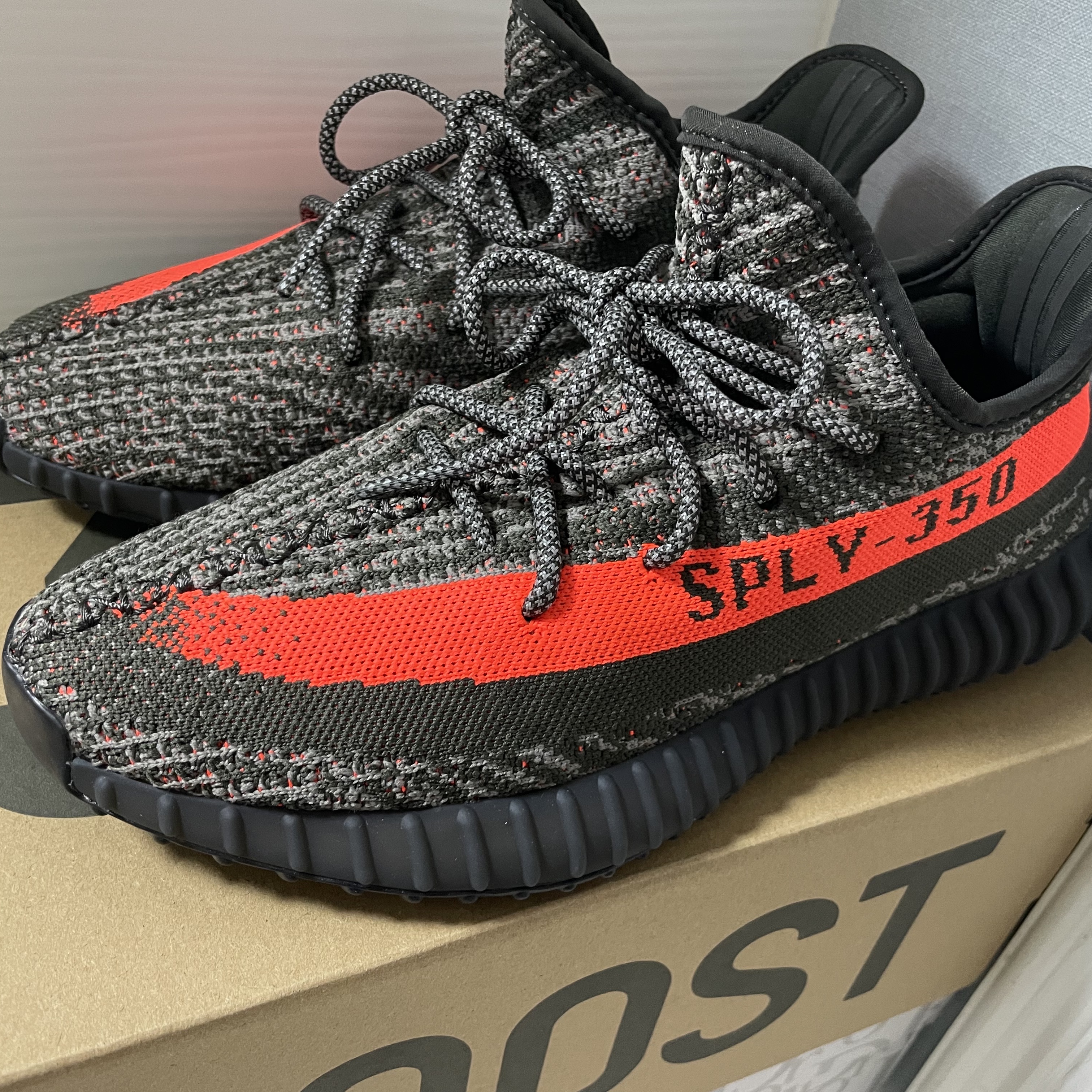 Adidas Yeezy Boost 350 V2 Carbon Beluga 착용 스타일