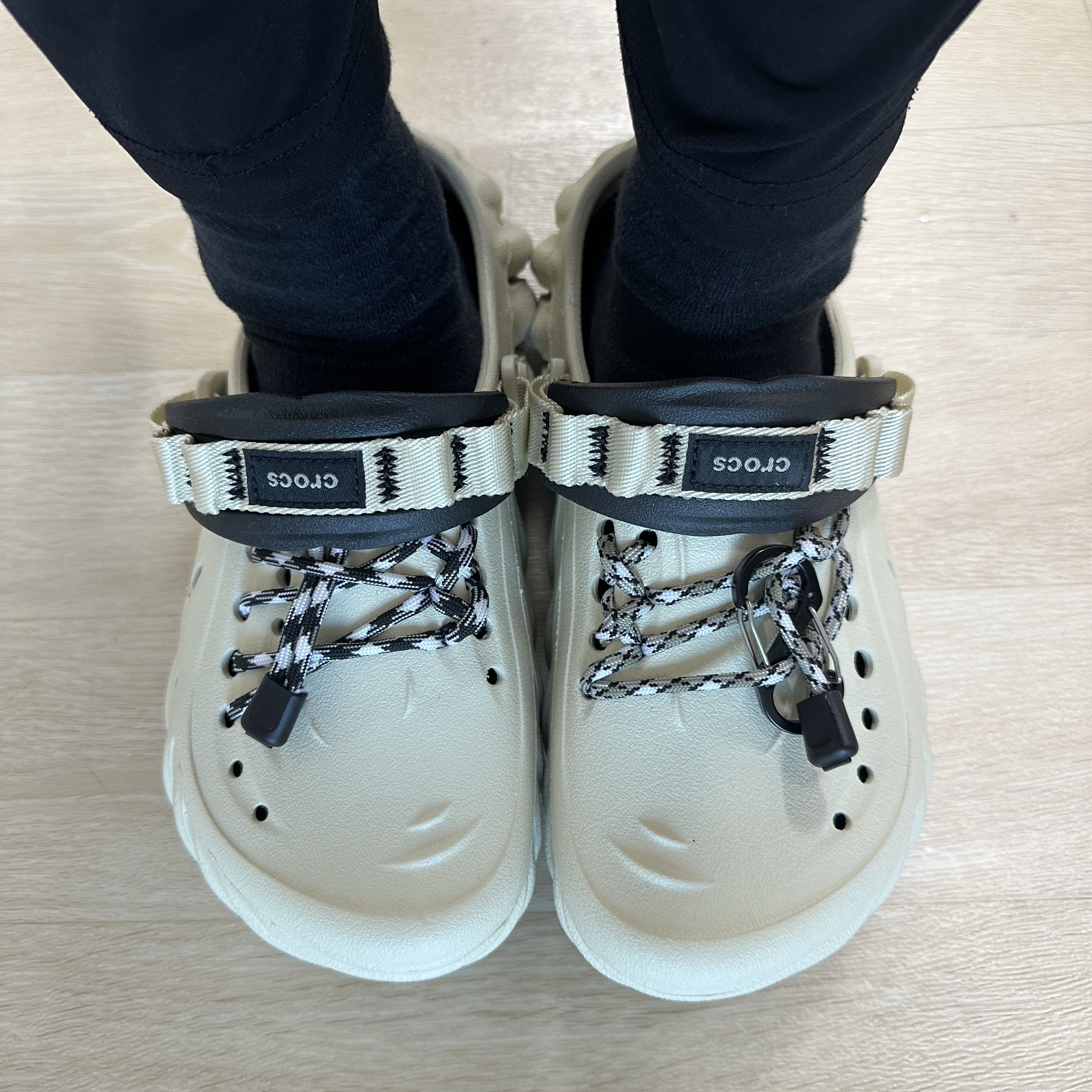 Crocs Echo Clog Bone Black 착용 스타일