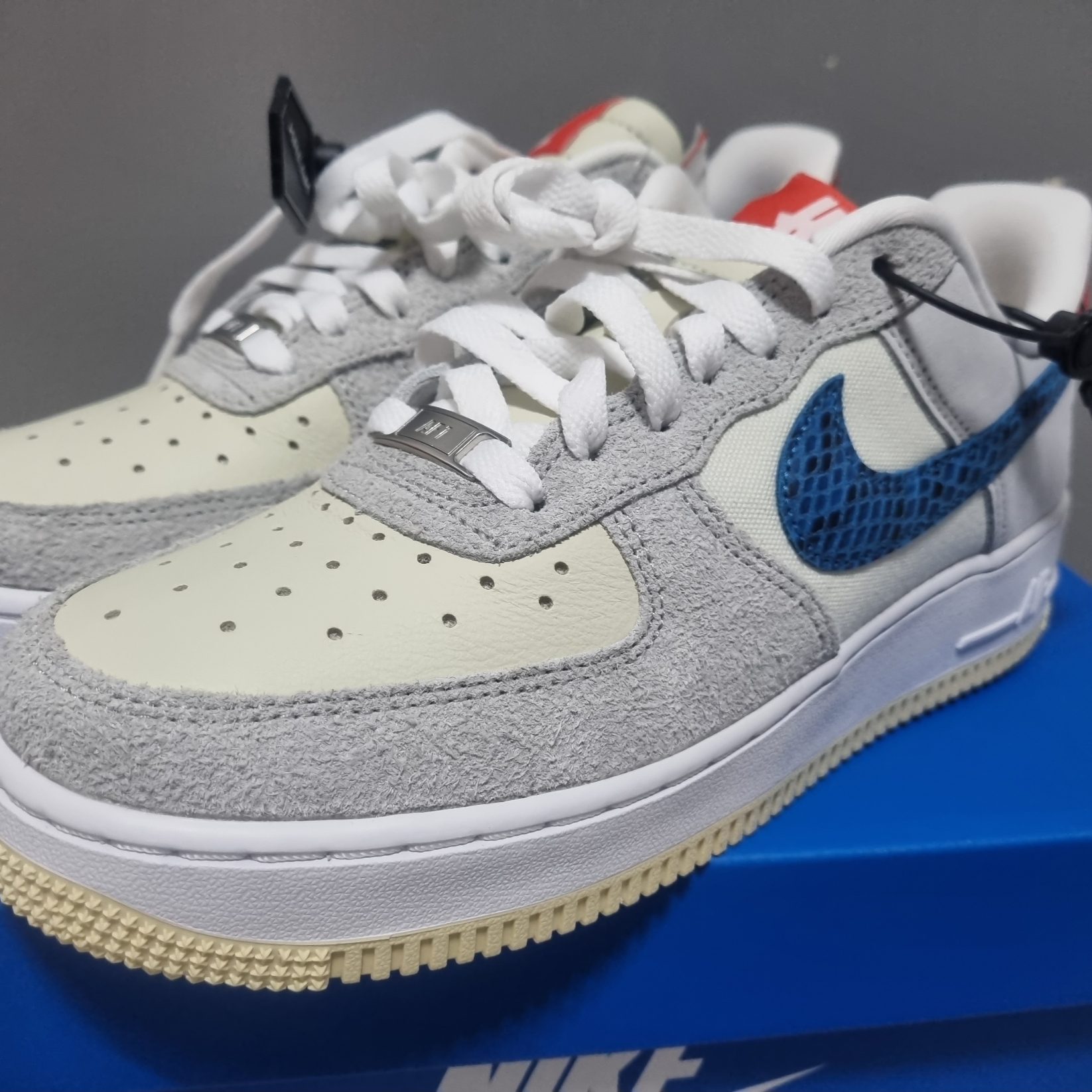 New Balance 2002R Cool Grey 착용 스타일 - 1