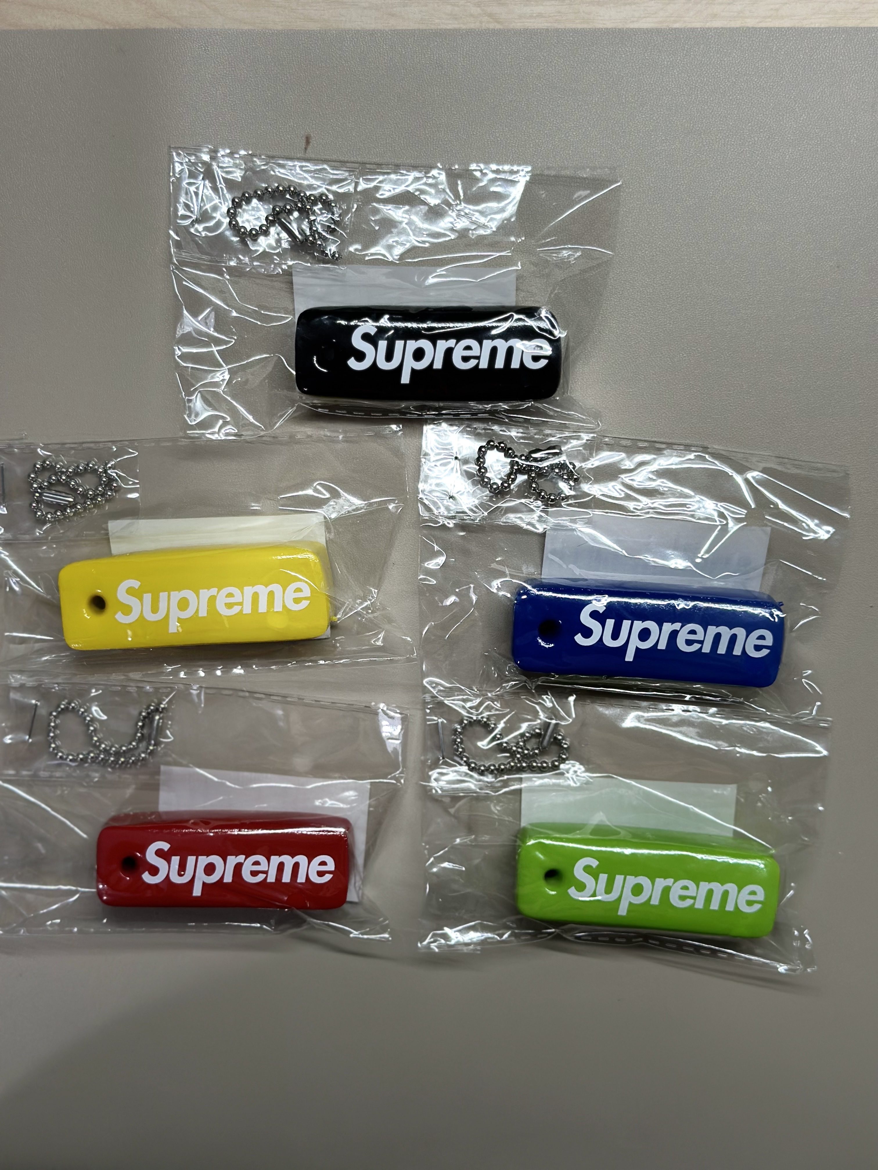 Supreme Floating Keychain Red - 23FW, Supreme Floating Keychain Faded Blue - 23FW 착용 스타일 - 2