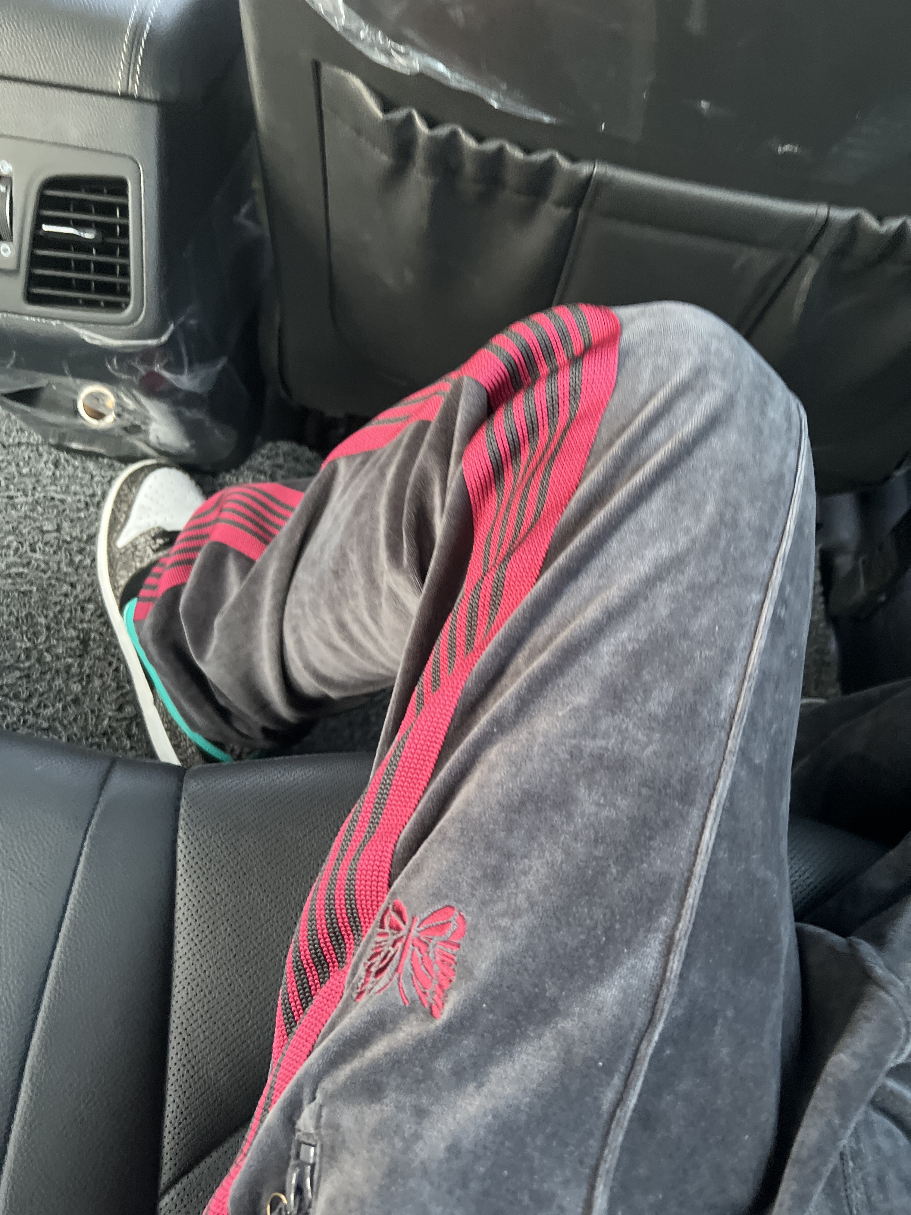 Needles Narrow Track Pants Velour Charcoal, Needles Narrow Track Pants Velour Black 착용 스타일 - 1