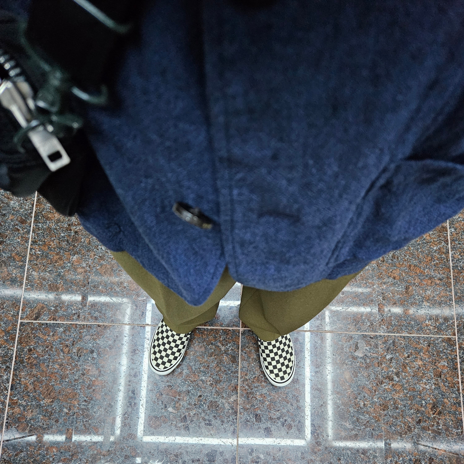 Vans Slip-On 98 DX Anaheim Factory Classic Checkerboard, Uniqlo x Marni Wide Fit Pleated Trousers Olive 착용 스타일 - 4