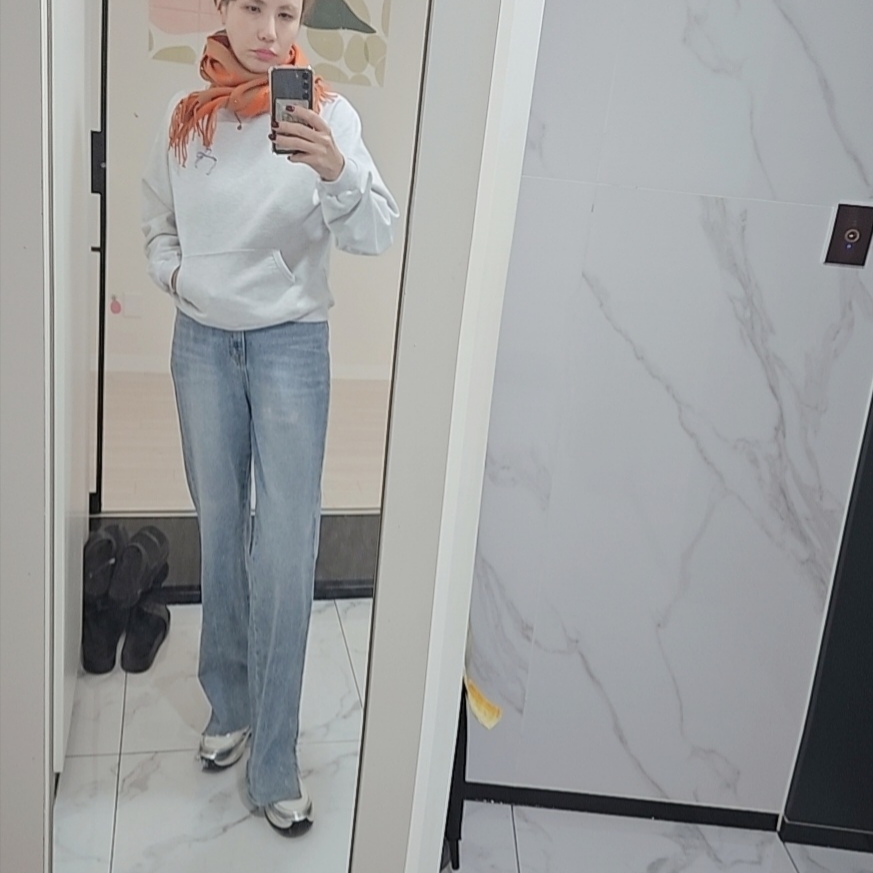 (W) Chanel Sneakers Fabric Laminated & White Silver, (W) Hermes Casaque Grand Mors Muffler Camel Orange 착용 스타일 - 2