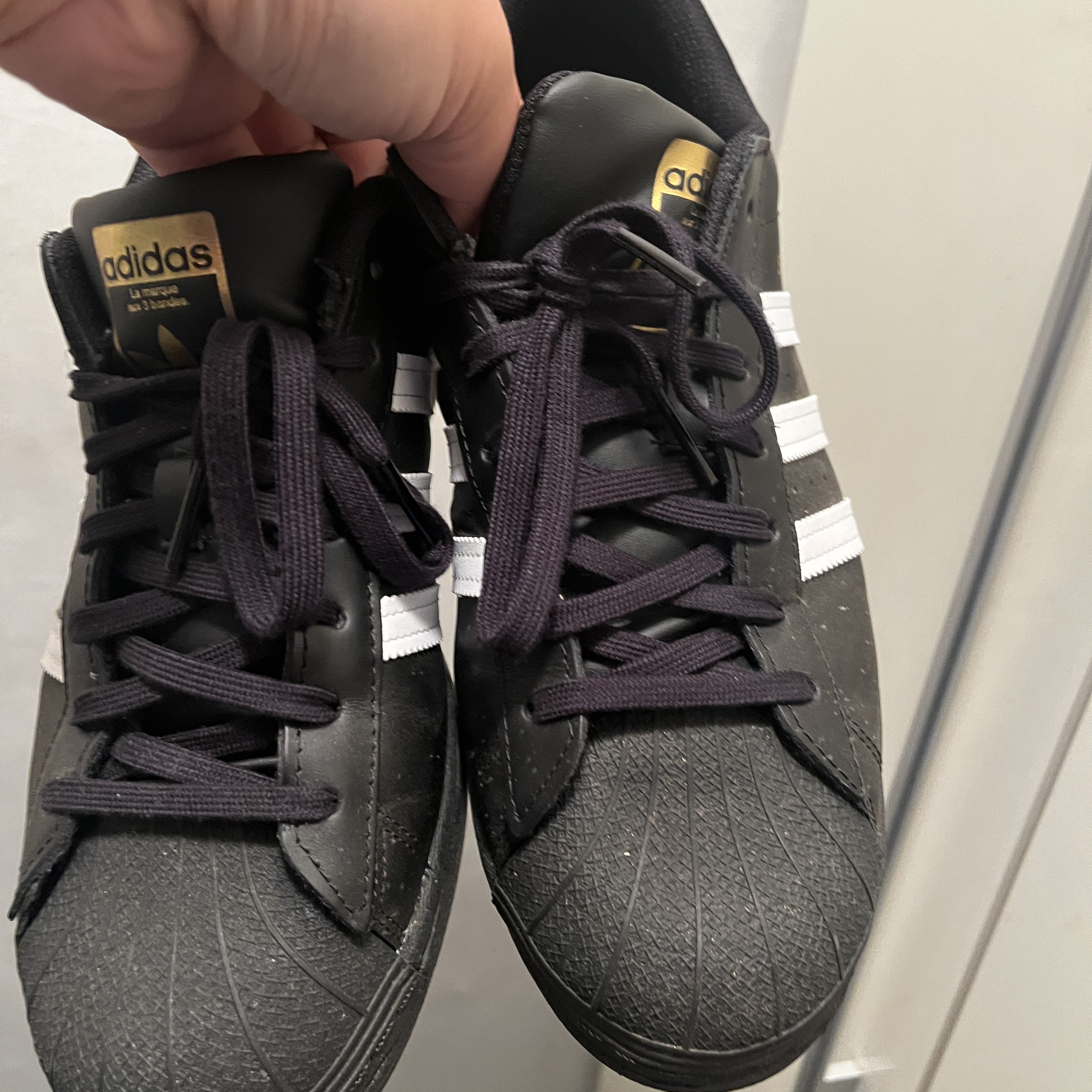 Adidas Superstar Core Black White 착용 스타일 - 2
