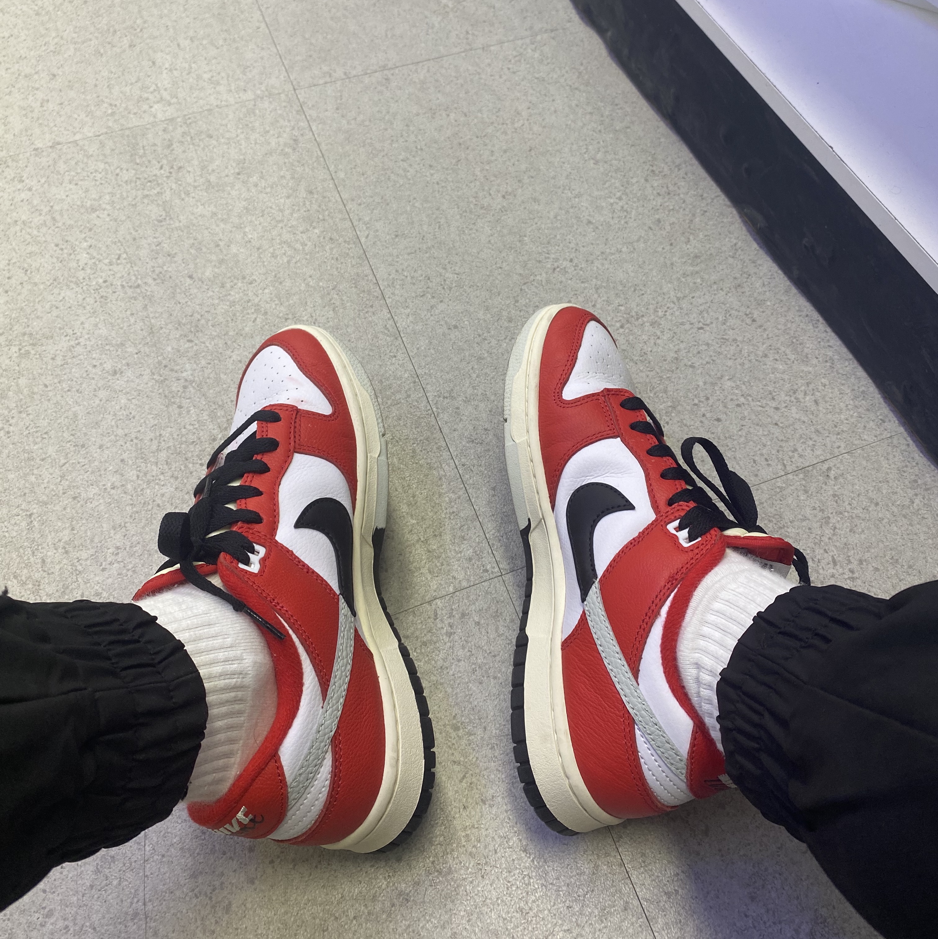 Nike Dunk Low Retro PRM University Red Black 착용 스타일 - 1