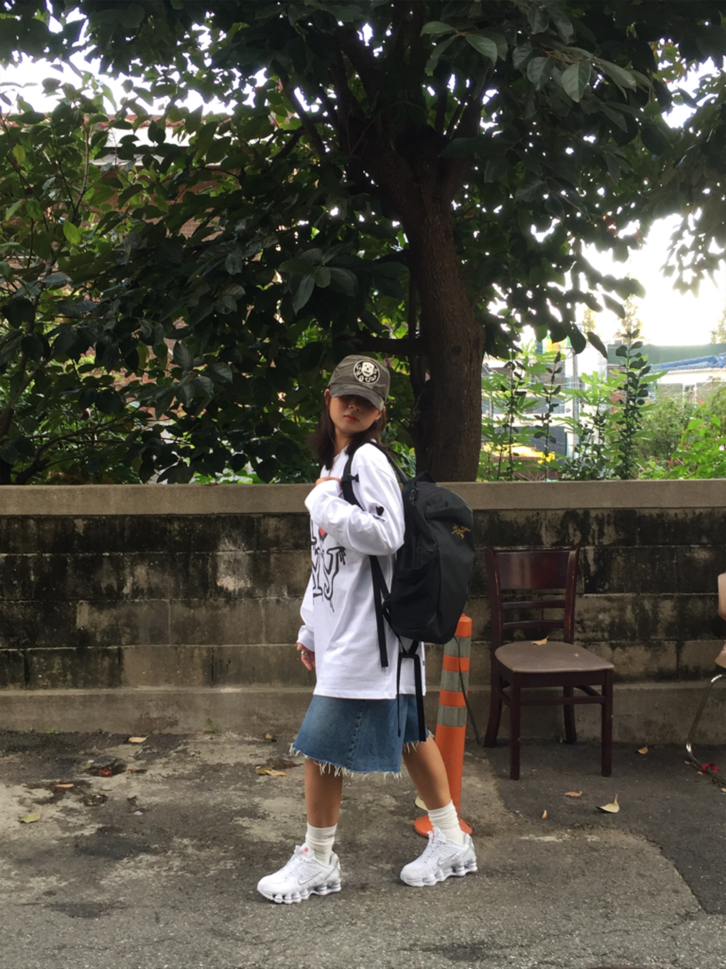 (W) Nike Shox TL White and Max Orange, Arc'teryx Mantis 16 Backpack Black 착용 스타일 - 1