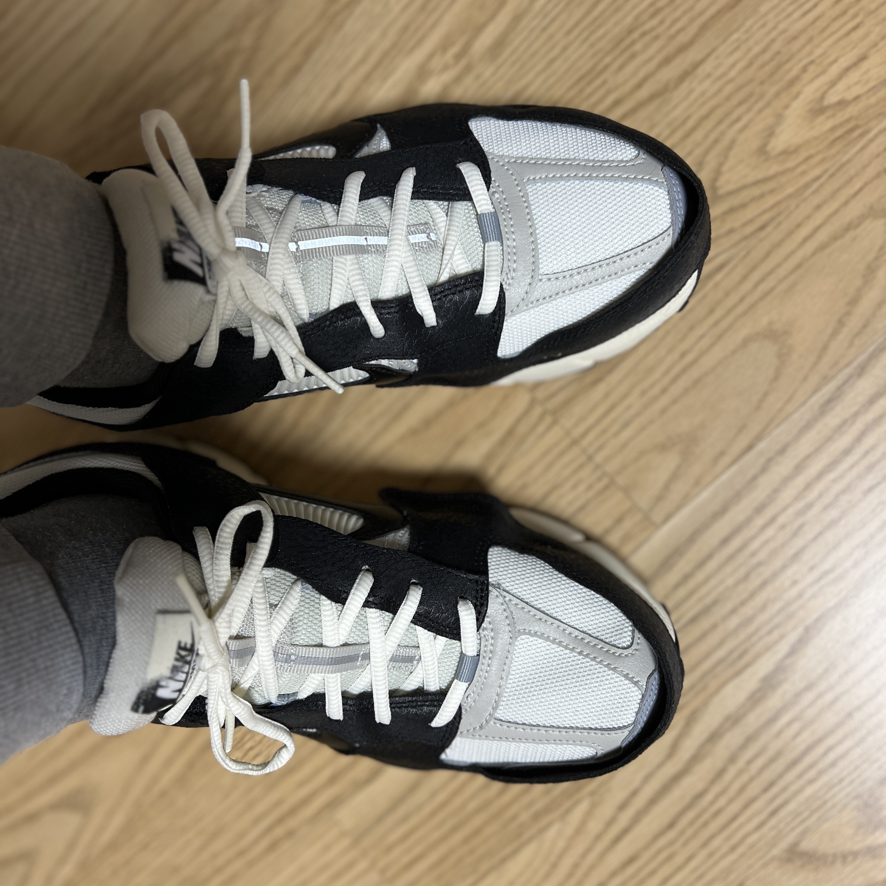 (W) Nike Zoom Vomero 5 Wolf Grey and Black 착용 스타일 - 1