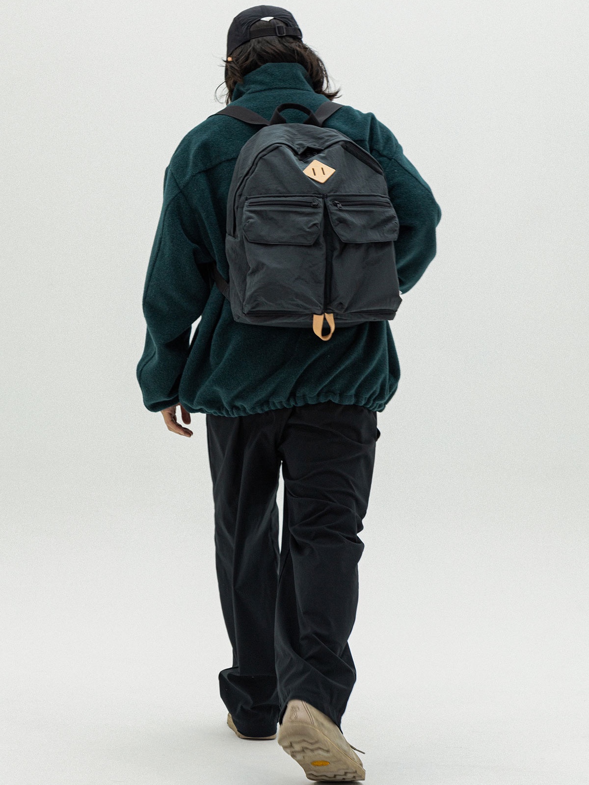 Found Pocket Feather Backpack Charcoal 착용 스타일