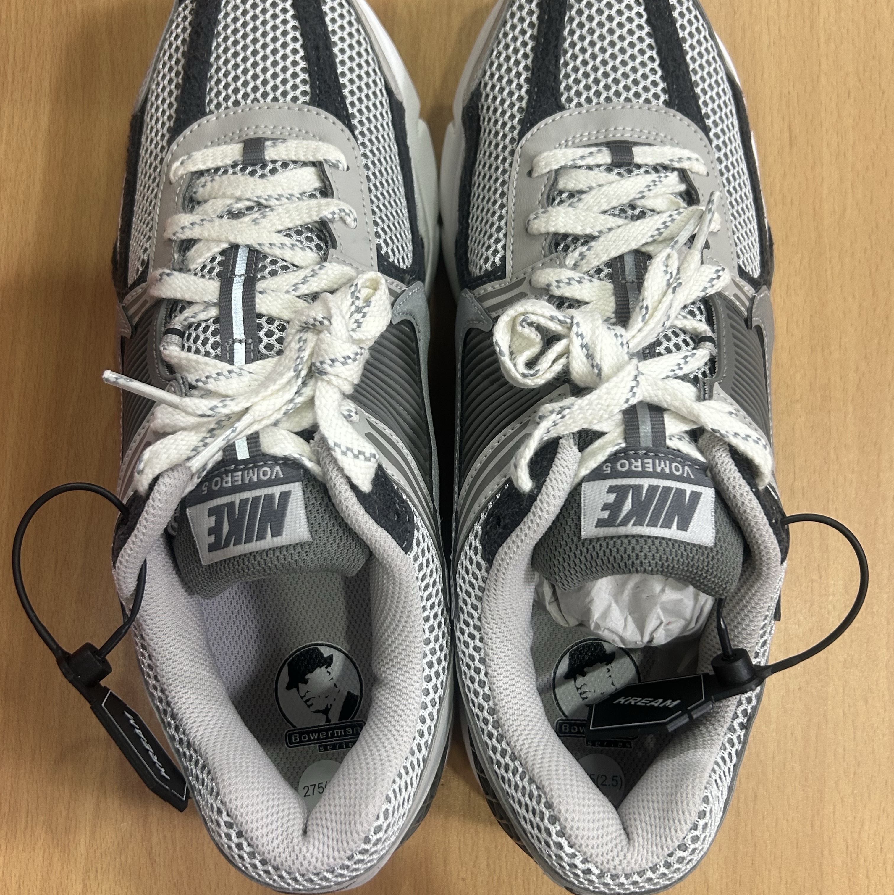 Nike Zoom Vomero 5 PRM Light Iron Ore and Flat Fewter 착용 스타일 - 1