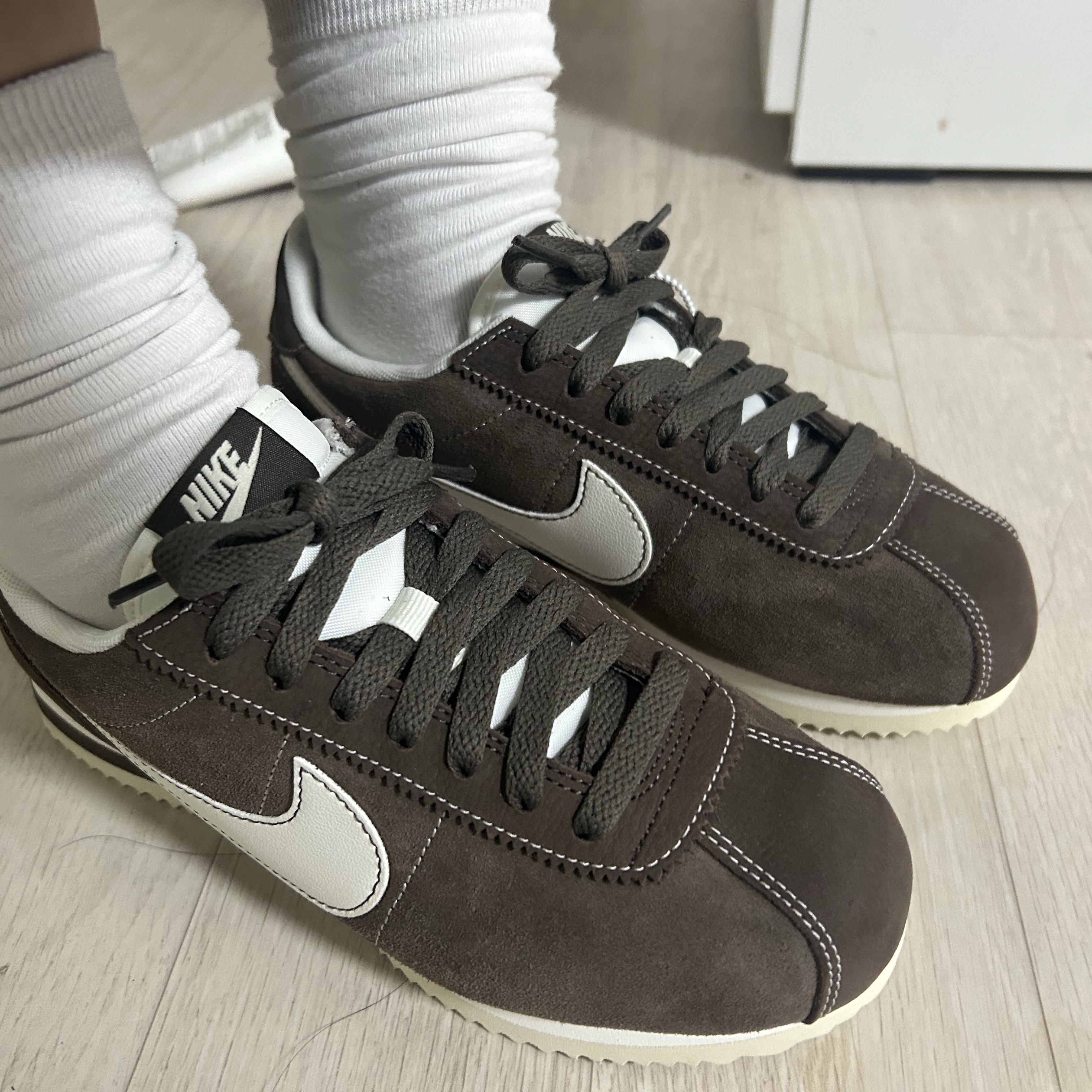 Nike Cortez SE Hangul Day Baroque Brown Sail 착용 스타일 - 1