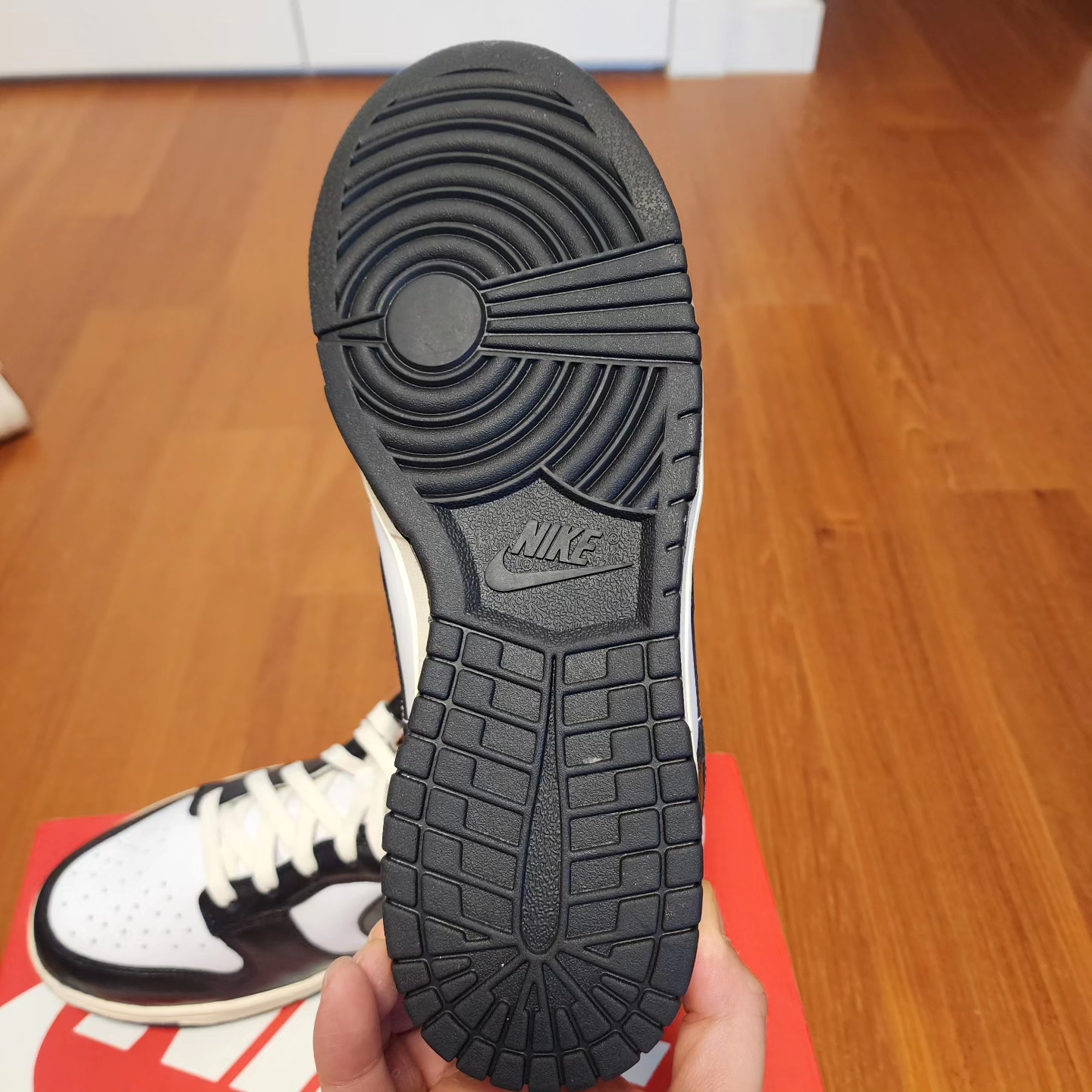 (W) Nike Dunk Low Vintage Black and White 착용 스타일 - 5