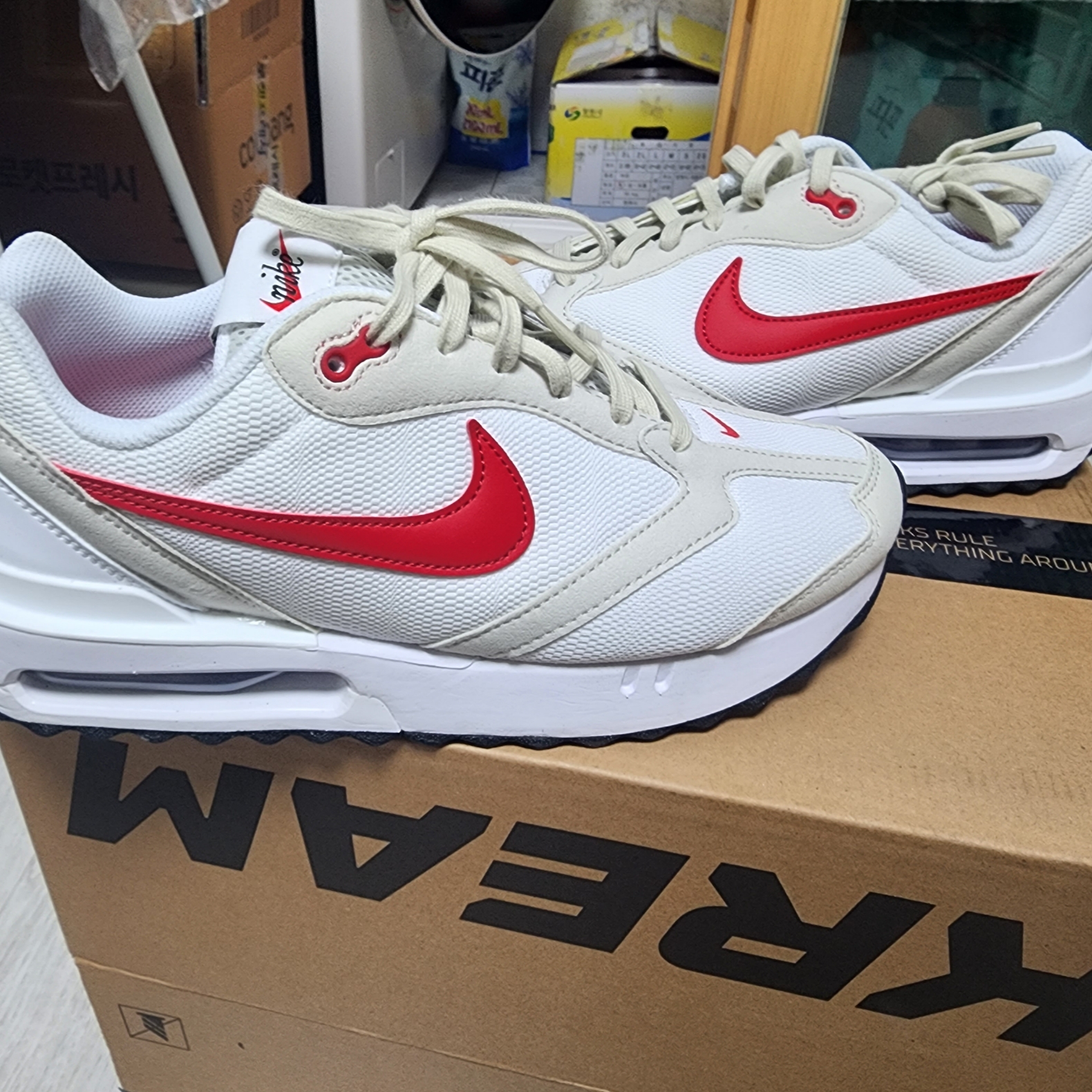 Nike Air Max Dawn Light Bone University Red 착용 스타일 - 1