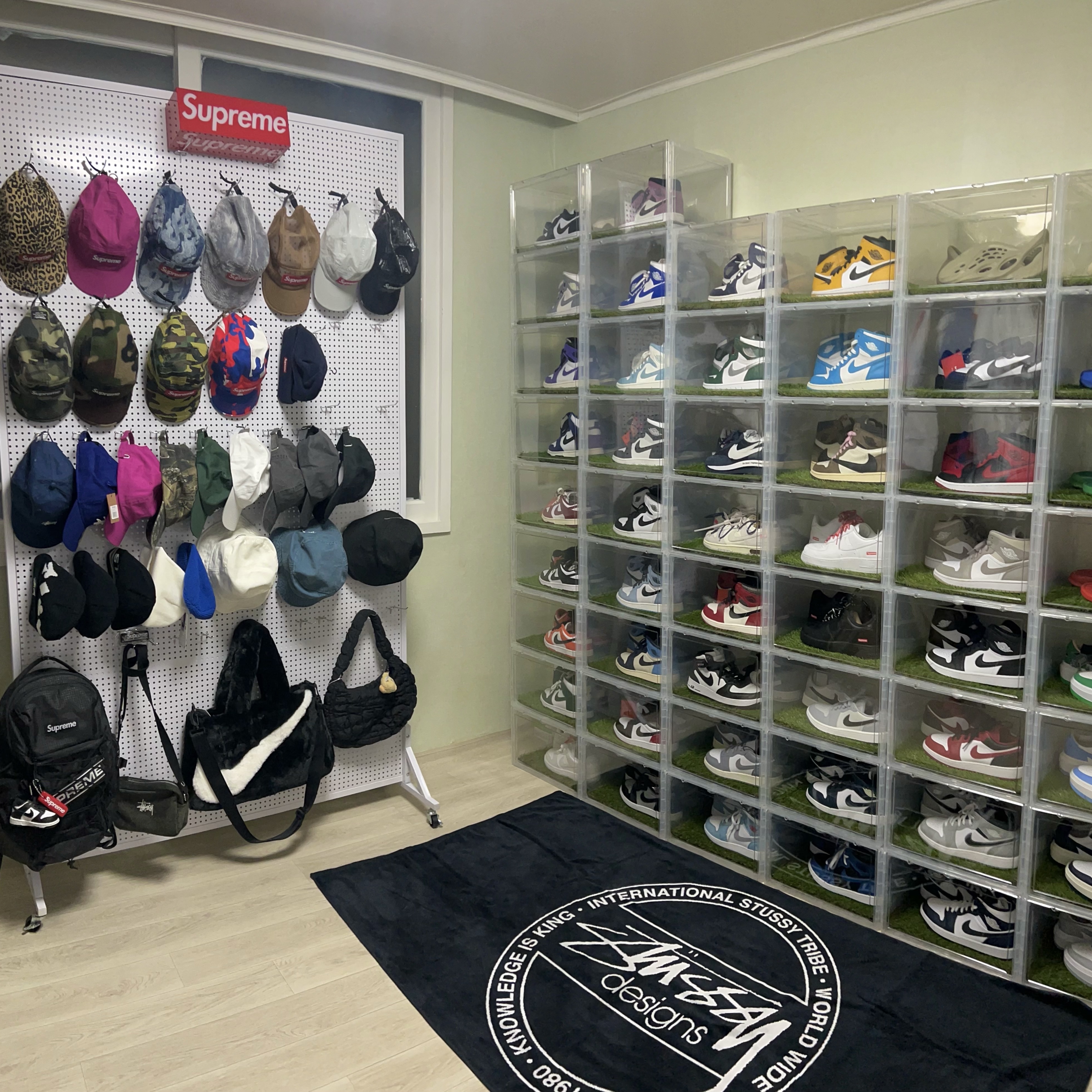 Jordan 1 x Travis Scott Retro High OG SP Mocha, Supreme Polartec Camp Cap Woodland Camo - 22FW 착용 스타일