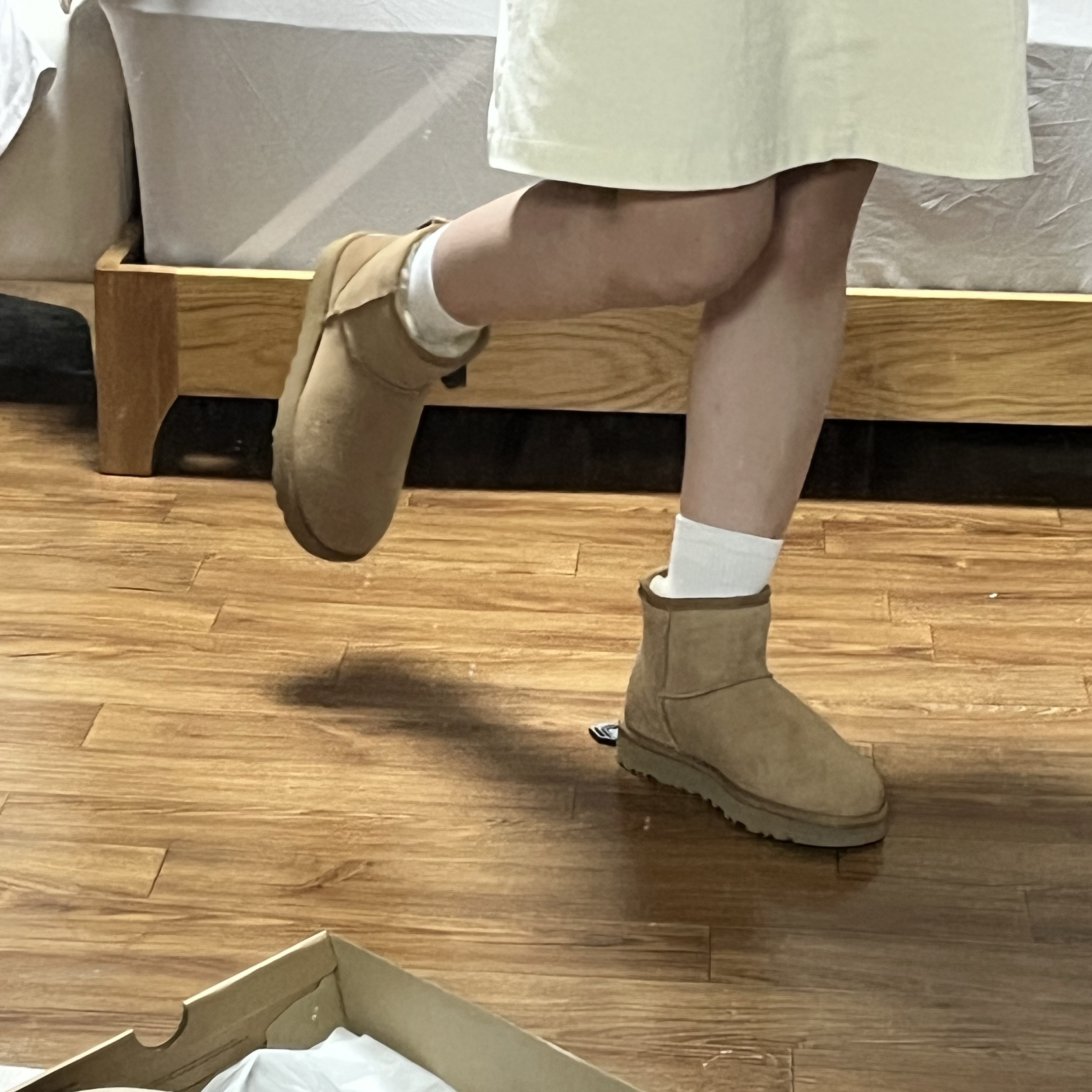 (W) UGG Classic Mini II Boots Chestnut 착용 스타일 - 2