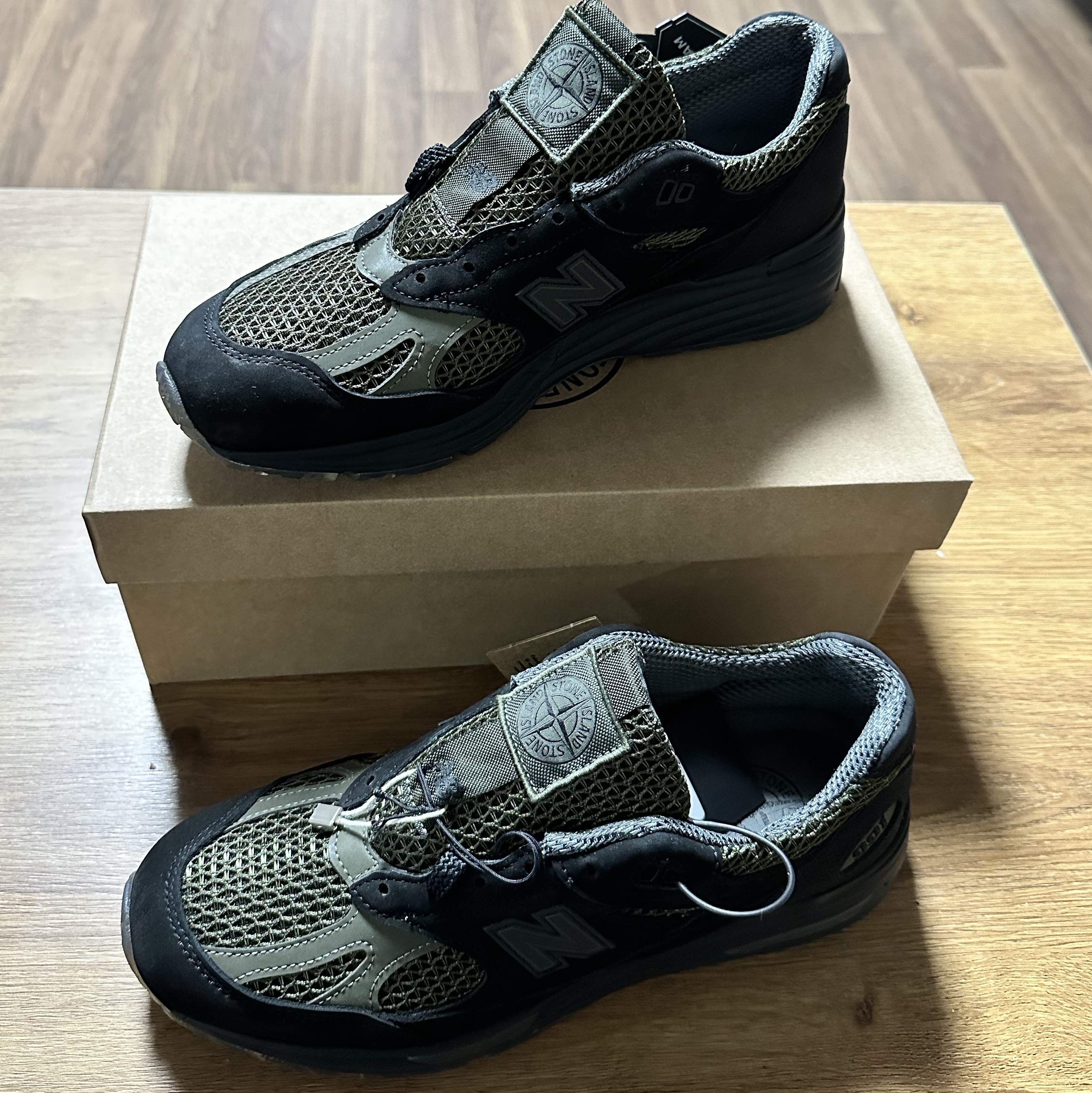 New Balance x Stone Island 991v2 Made in UK Black Olive Night 착용 스타일 - 2