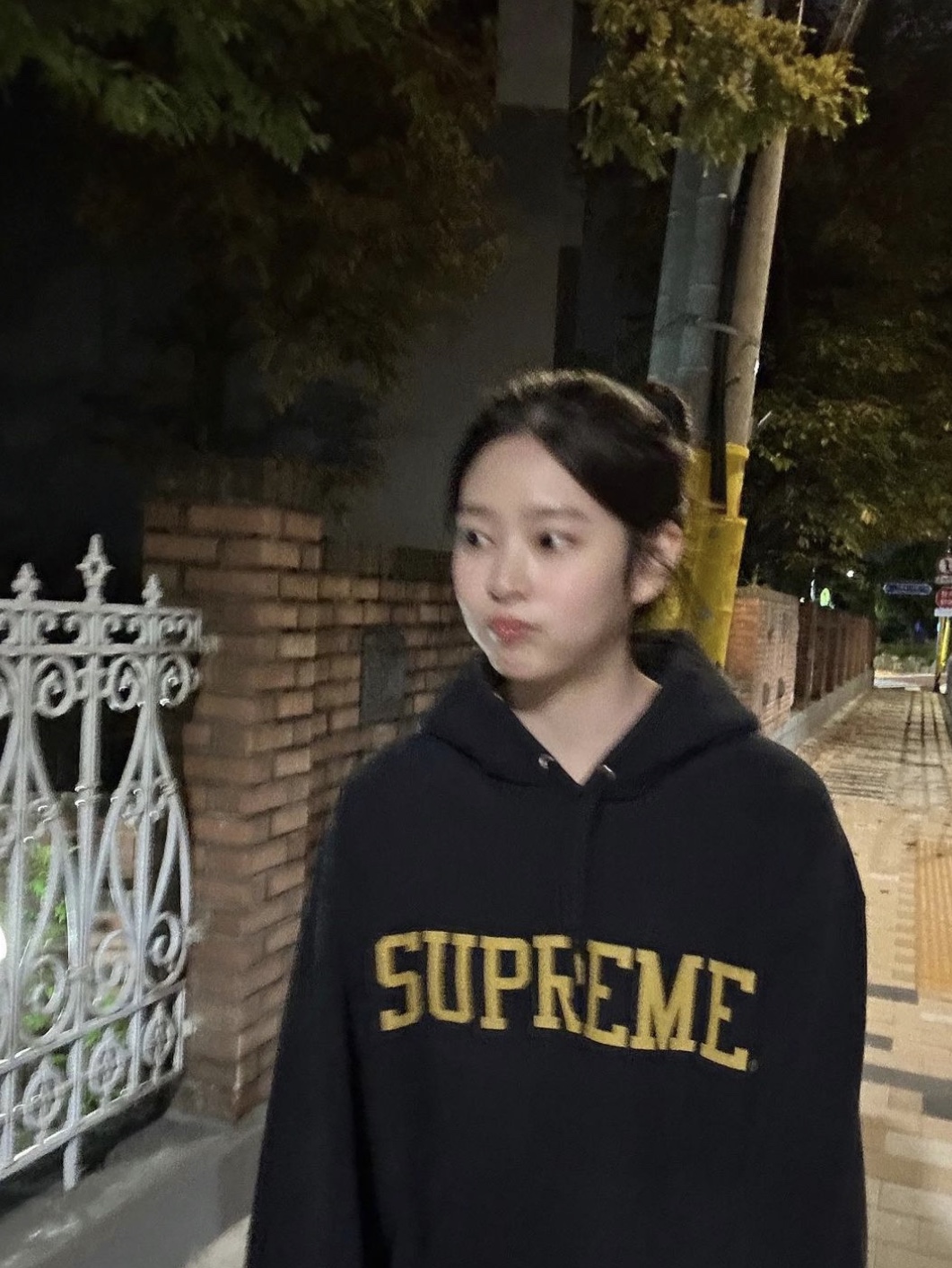 Supreme Varsity Hooded Sweatshirt Black - 23FW 착용 스타일 - 2