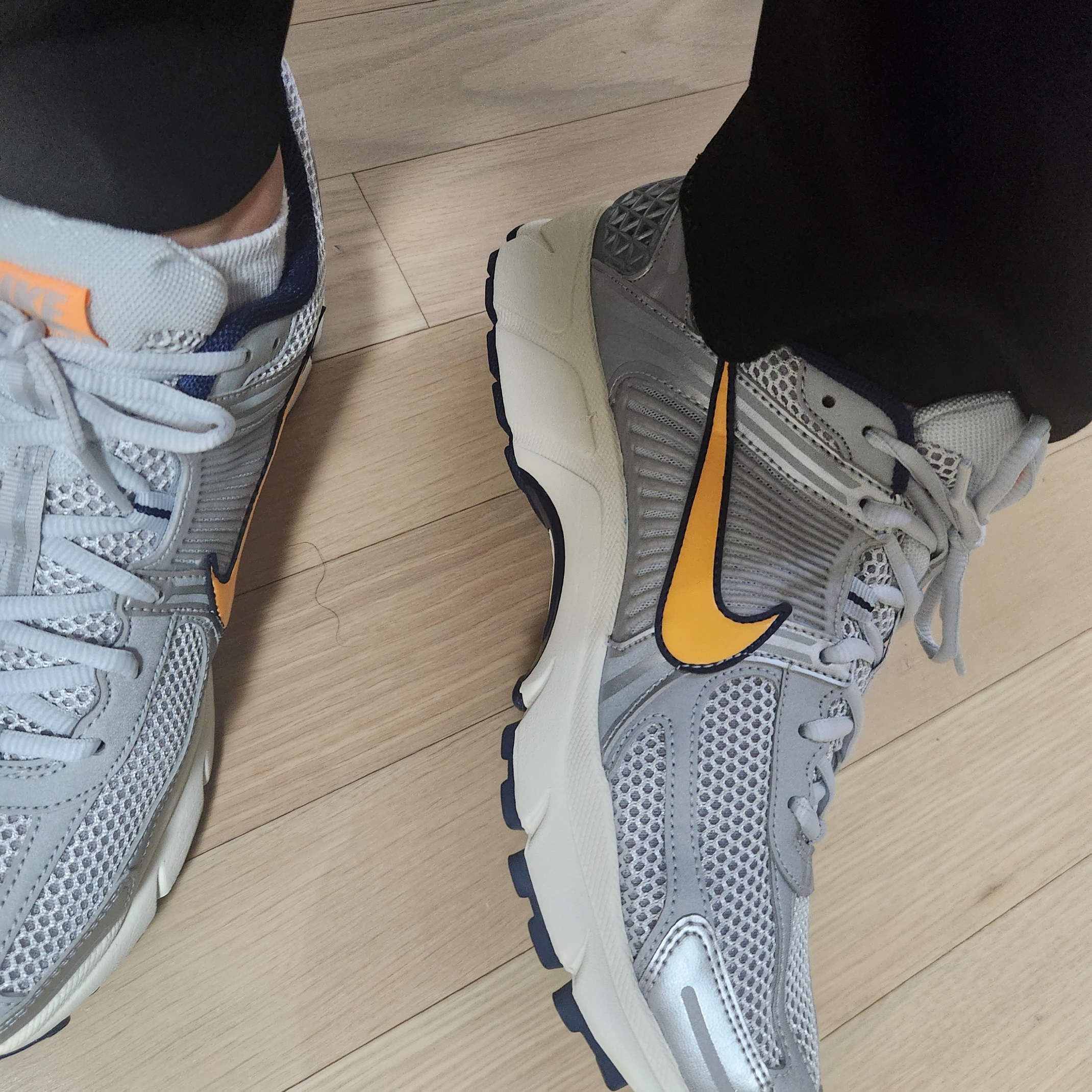 Nike Zoom Vomero 5 Pure Platinum and Laser Orange 착용 스타일 - 2