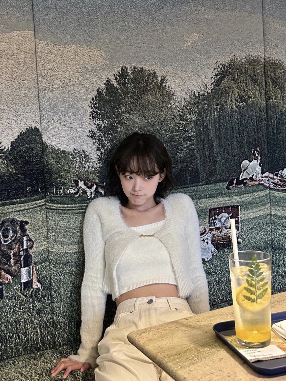 (W) Jacquemus La Maille Neve Manches Longues Fluffy Charm Logo Long Sleeve Cardigan Off White 착용 스타일 - 2