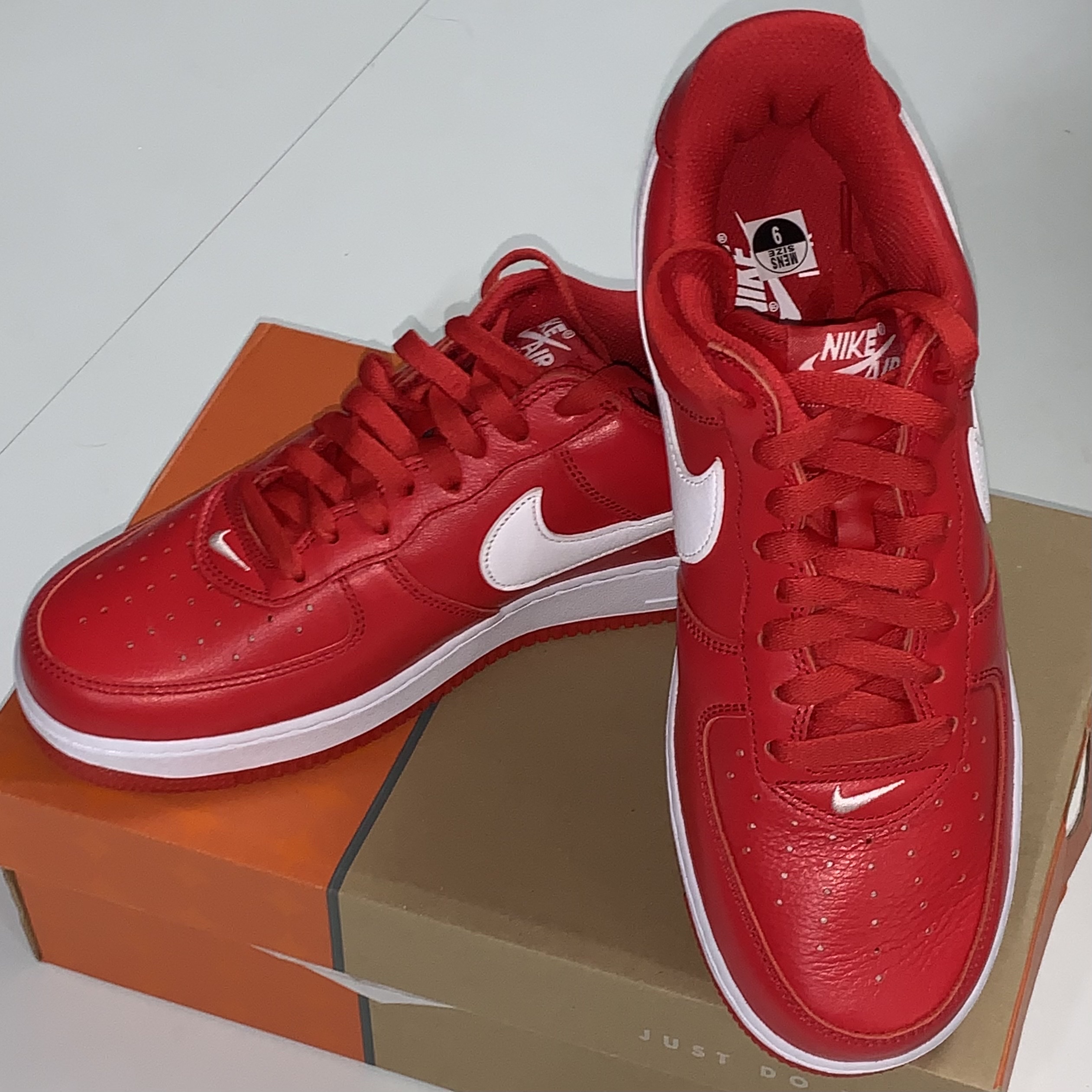 Nike Air Force 1 Low Retro Color of the Month University Red 착용 스타일 - 1