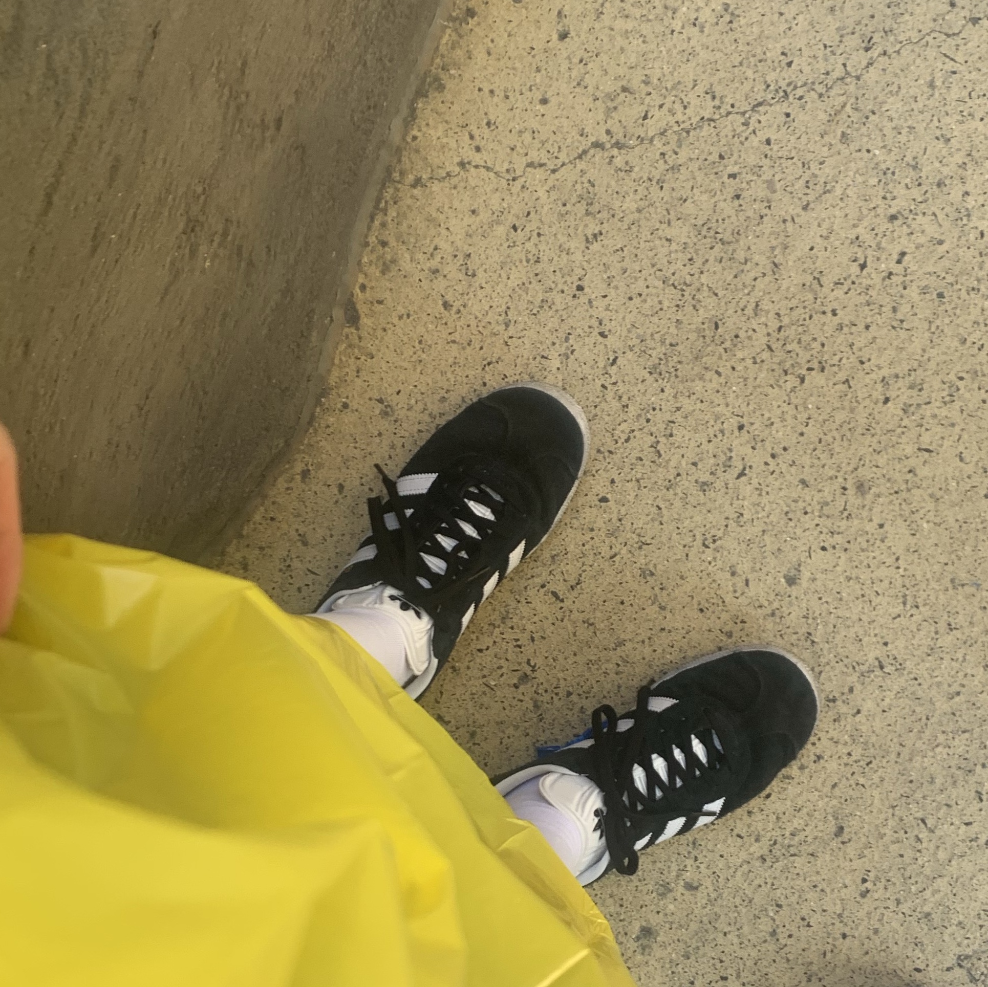 Adidas Gazelle Core Black White 착용 스타일
