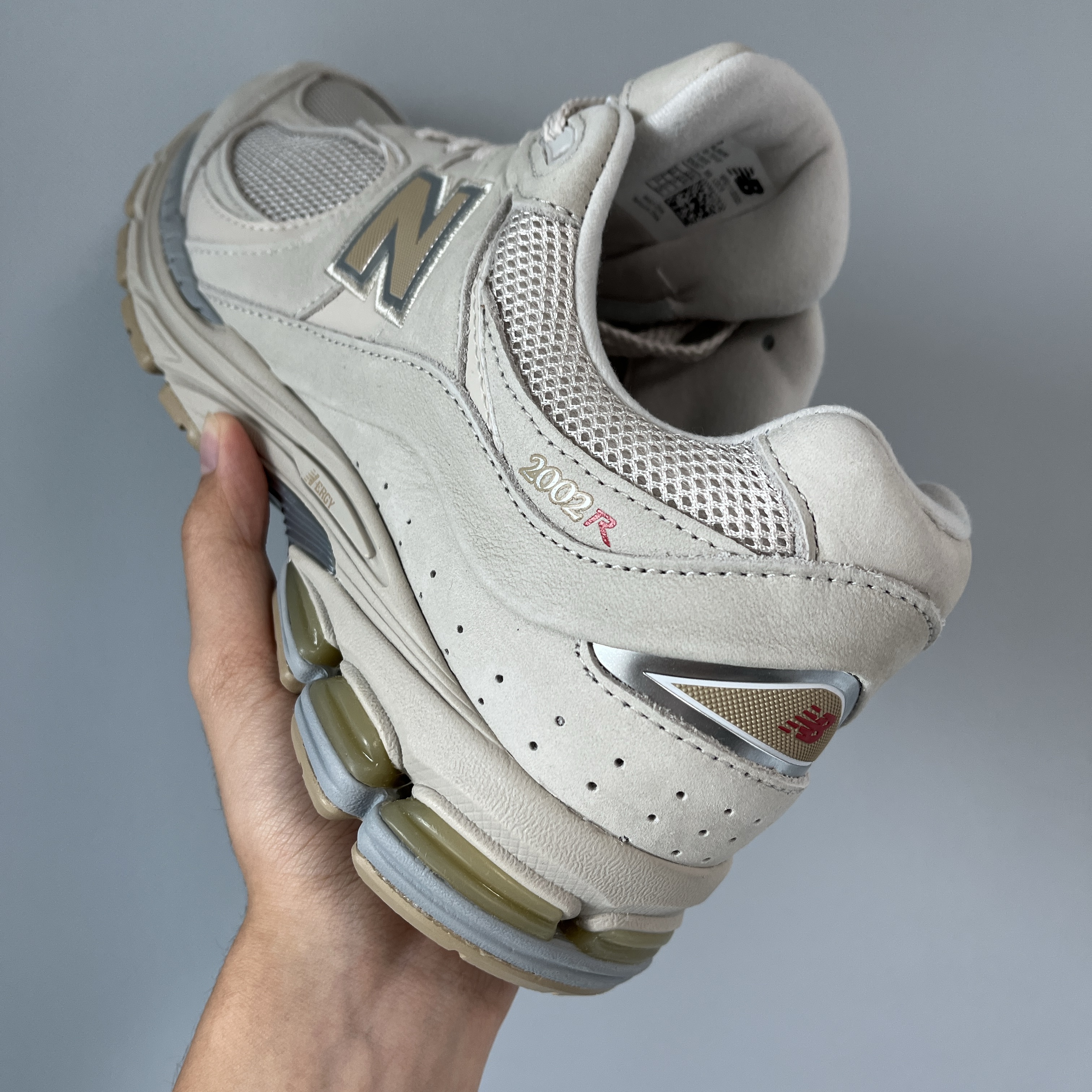 New Balance 2002R Beige 착용 스타일 - 1