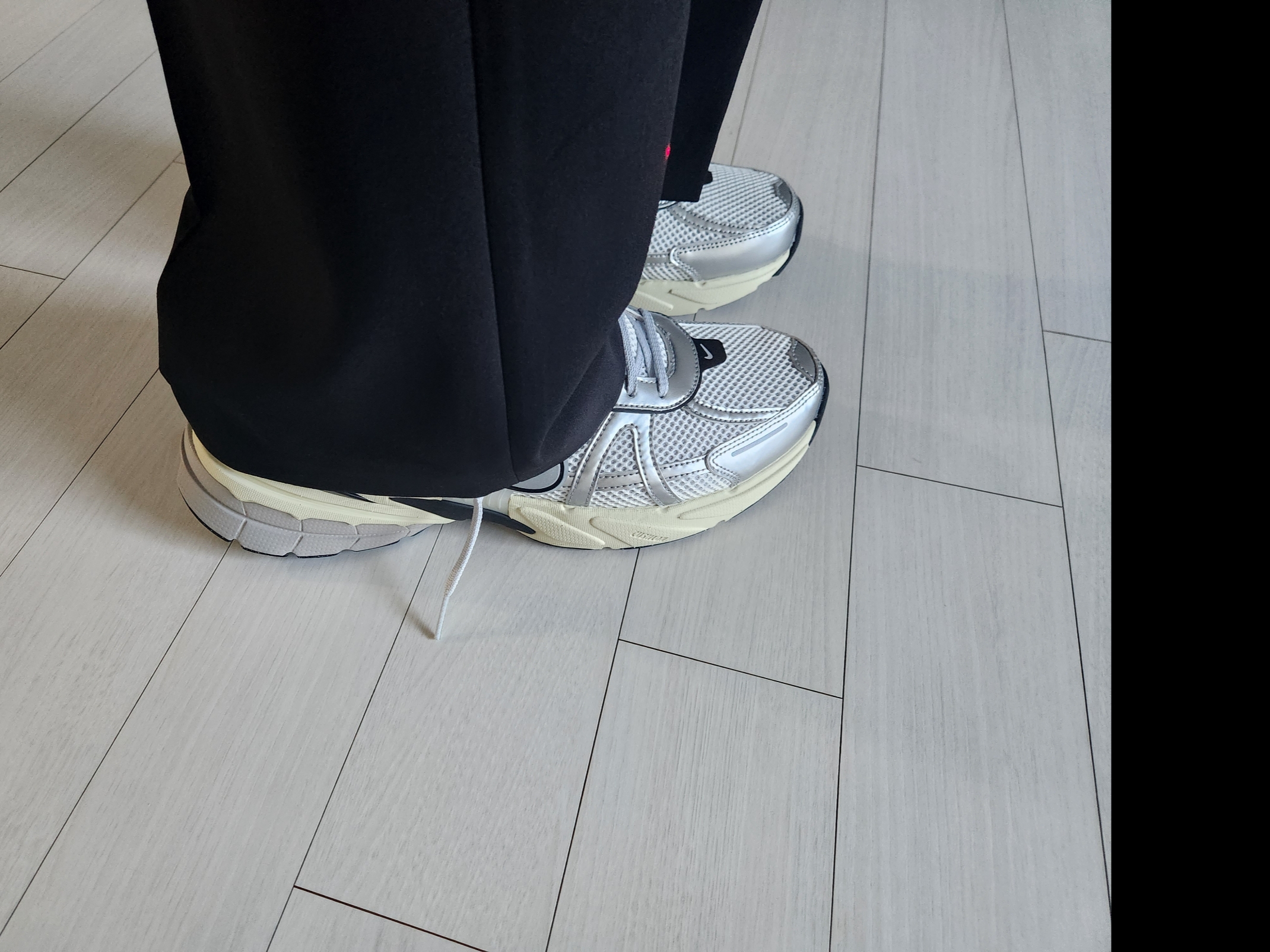 Nike V2K Run Summit White Metallic Silver 착용 스타일 - 1