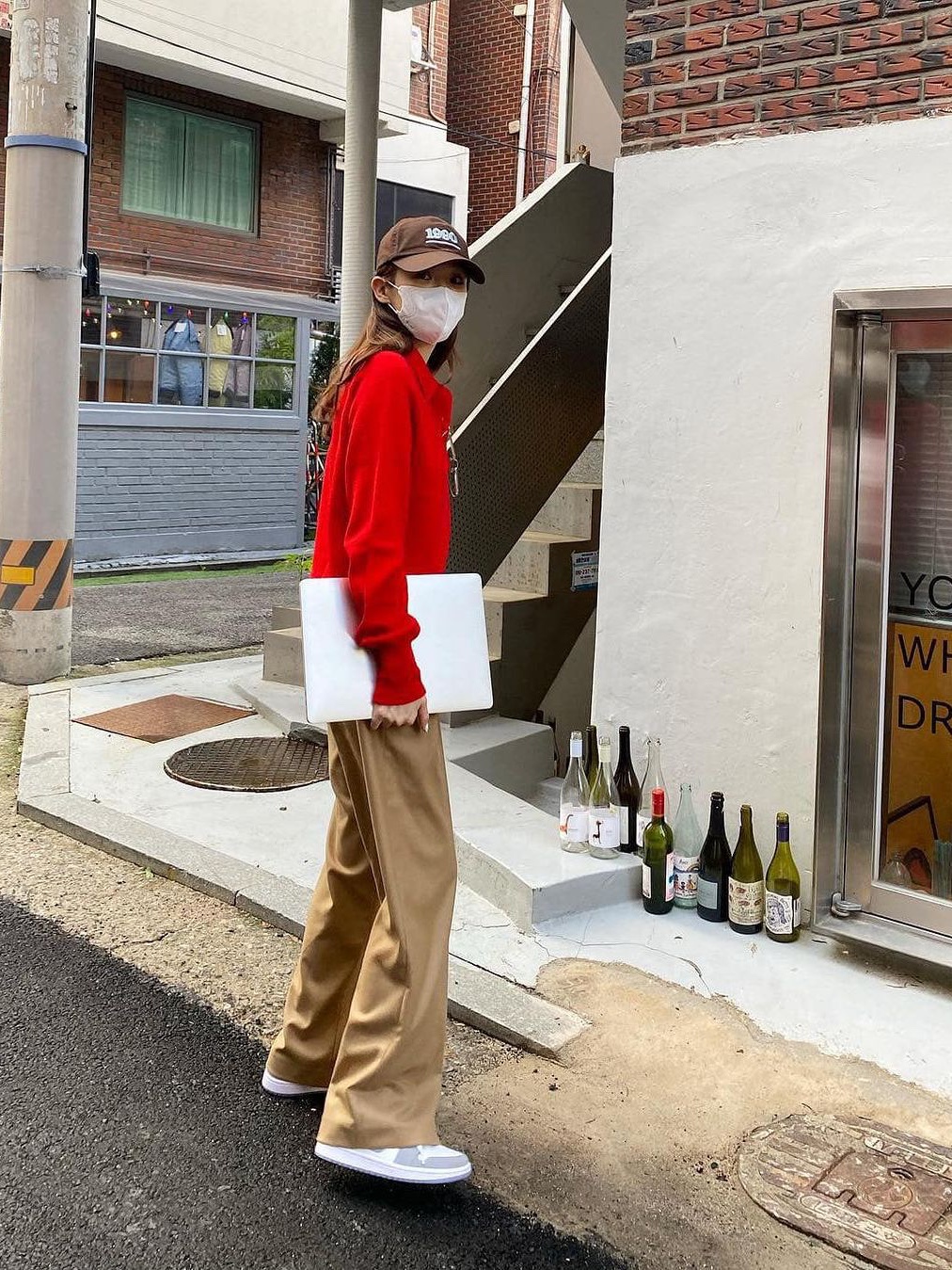 (W) Vivienne Westwood Giulia High Neck Knit Red, Celine Crew Neck Triomphe Sweater in Cashmere Wool Red White 착용 스타일 - 3