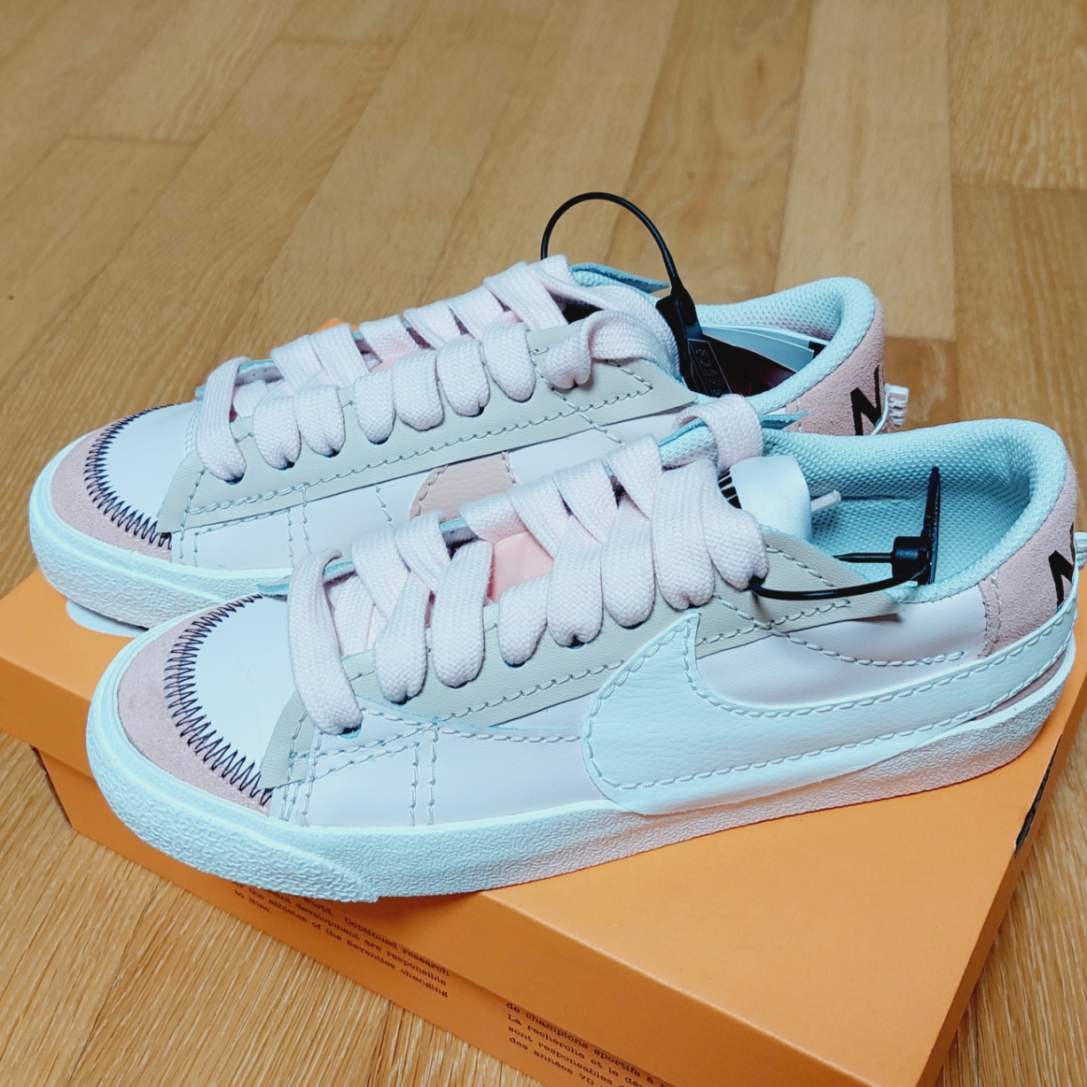 (W) Nike Blazer Low '77 Jumbo Light Soft Pink 착용 스타일 - 1