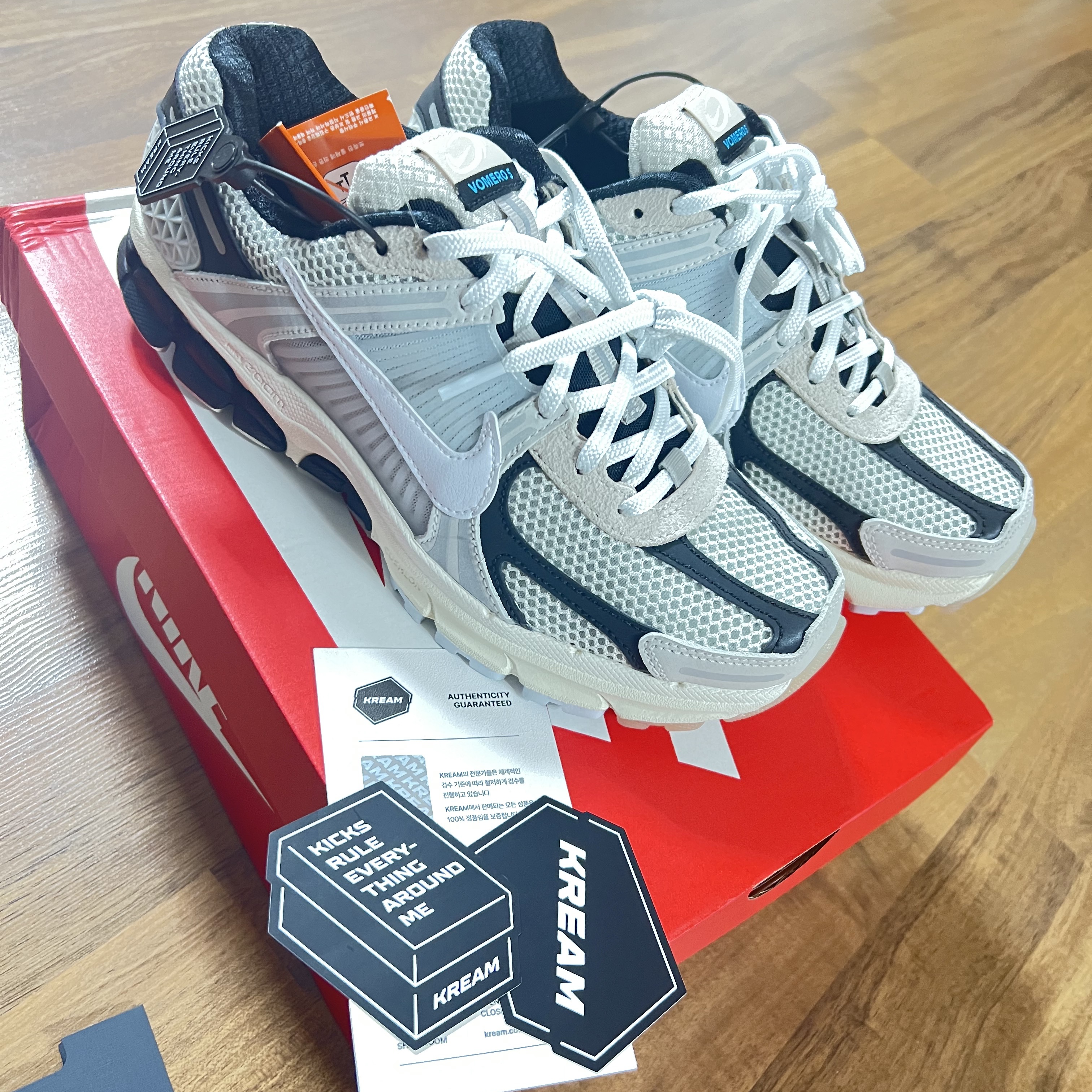 Nike Zoom Vomero 5 Light Bone and Black 착용 스타일