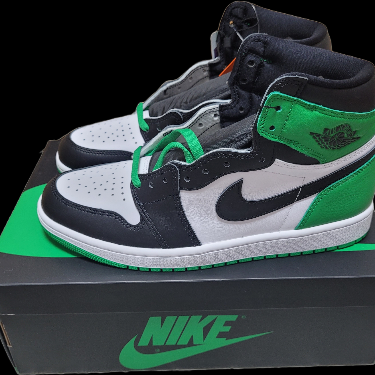 Jordan 1 Retro High OG Black and Lucky Green 착용 스타일