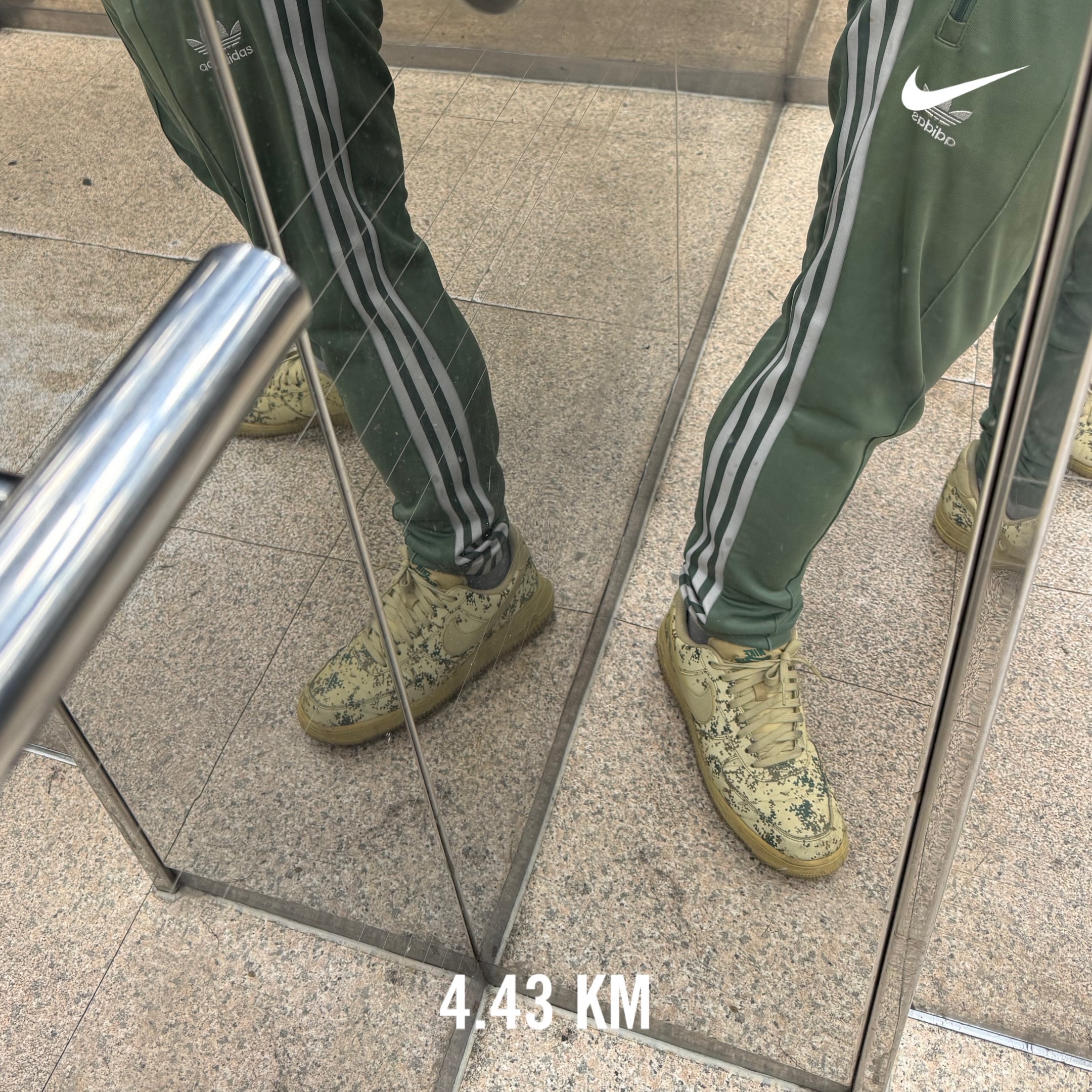 Nike Air Force 1 '07 LV8 Country Camo Team Gold 착용 스타일