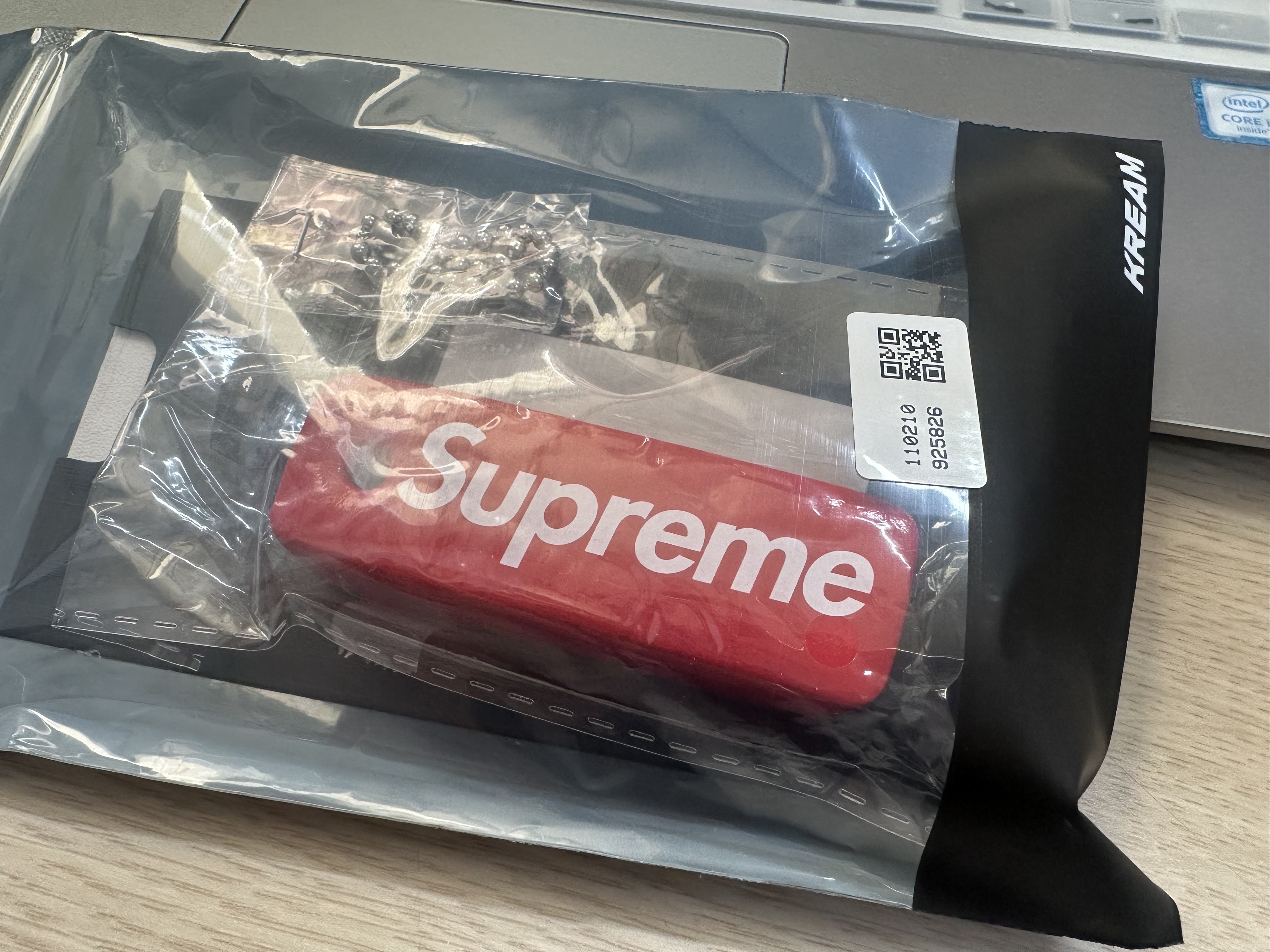 Supreme Floating Keychain Red - 23FW 착용 스타일