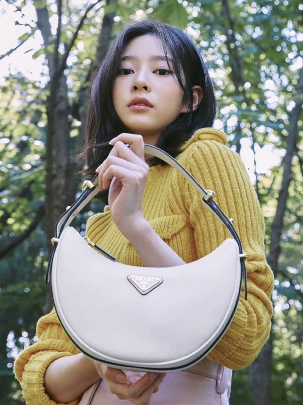 Prada Arque Leather Shoulder Bag White 착용 스타일 - 1